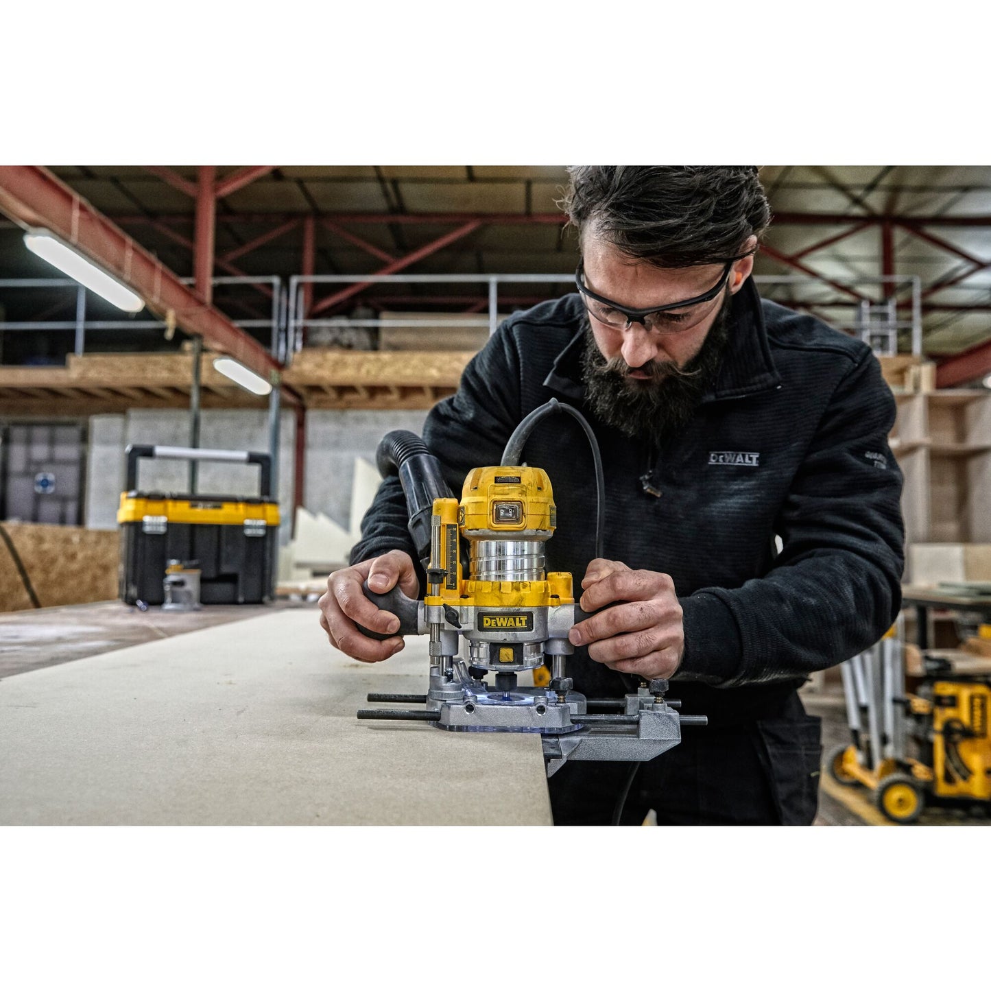 DEWALT D26204K-QS Kit formato da elettrofresatrice ad affondamento e adattatore per conversione a base fissa, 900W
