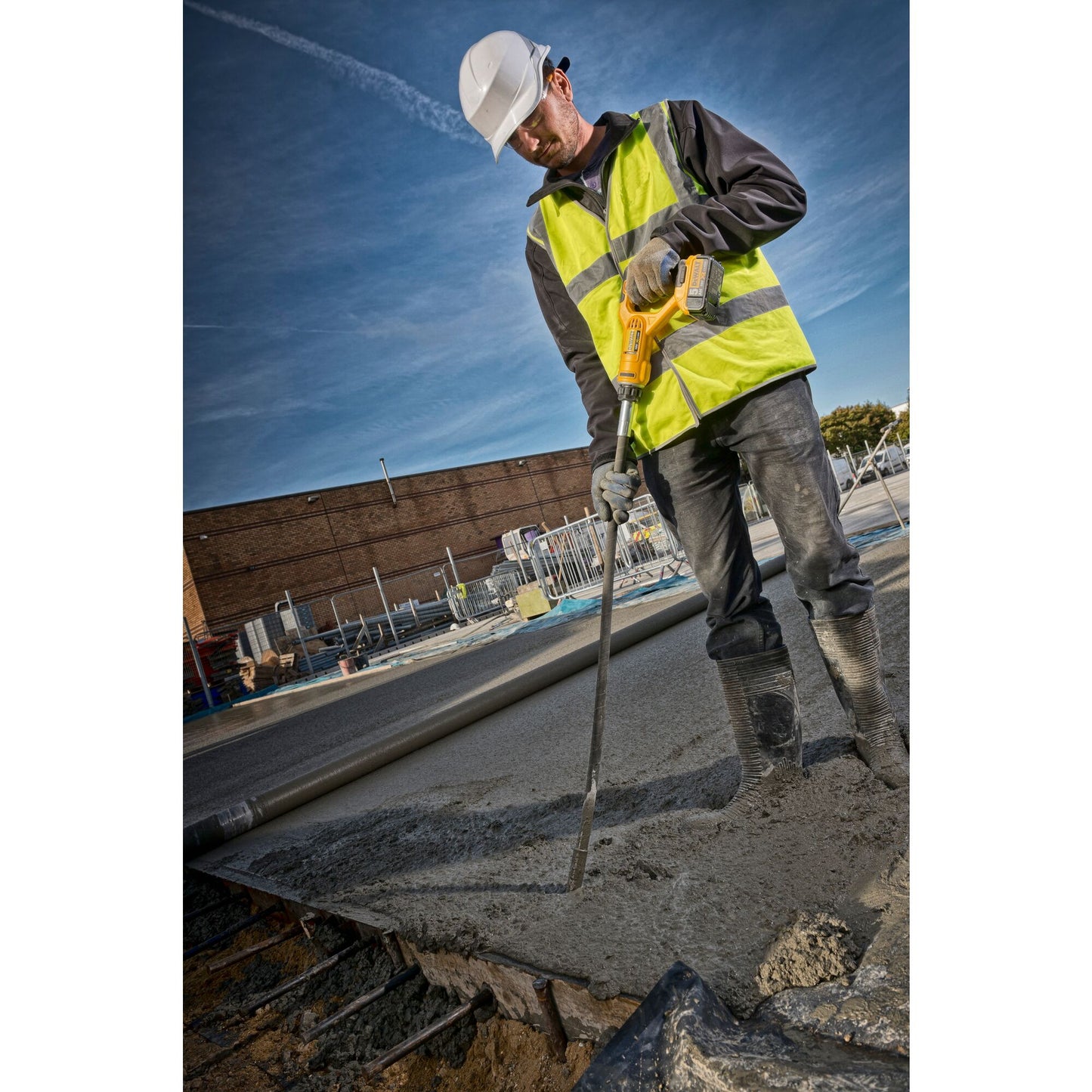 DEWALT DCE531N-XJ Vibratore per cemento 18V, senza batteria e caricabatteria
