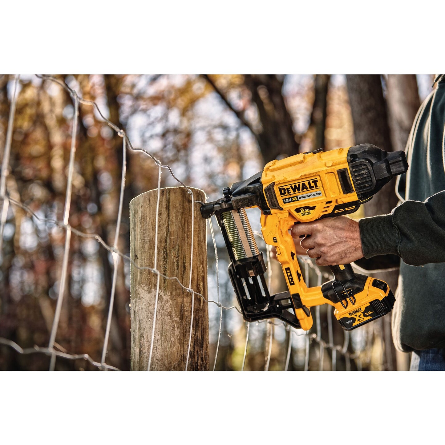 DEWALT DCFS950P2-QW Graffettatrice per cambrette per recinzioni con 2 batterie XR 18V 5.0Ah