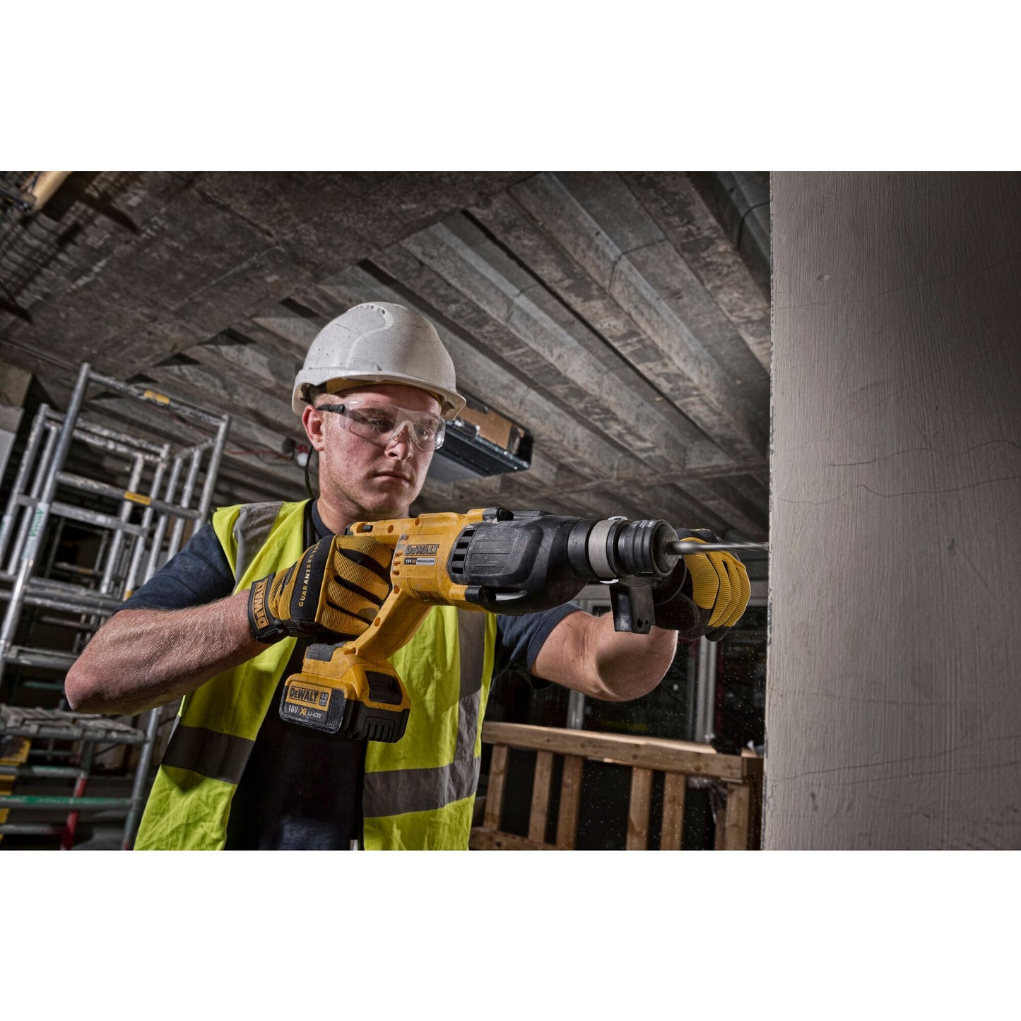 DEWALT DCH133M1-QW 18V XR Brushless 26mm SDS-Plus Hammer Drill with 1 x 4Ah Lithium Ion Batterie
