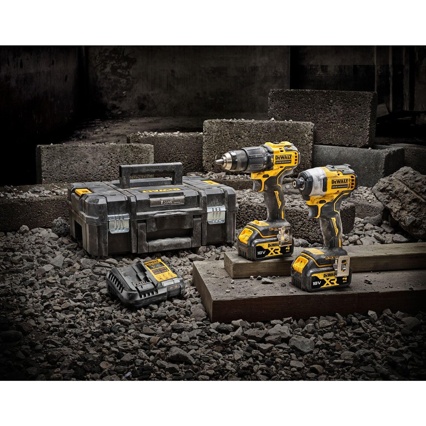 DEWALT DCK2062M2T-QW 18V XR Brushless Twin Kit: Compact Hammer Drill Driver DCD709 + 1/4" Impact Driver DCF809 + 2 x 18V 4.0Ah Batteries