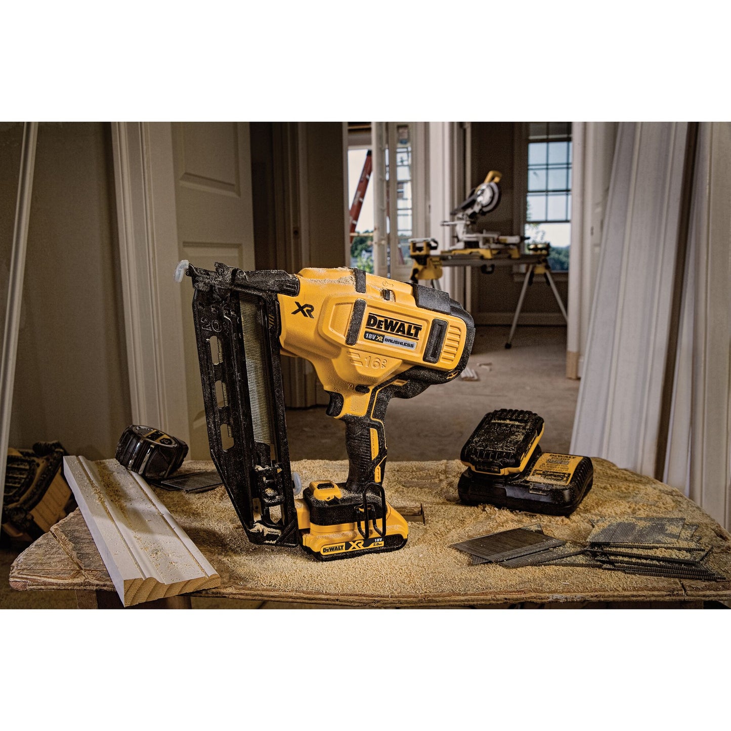 DEWALT DCN660NT-XJ Chiodatrice per seconda correzione calibro 16 senza batteria ne caricabatteria