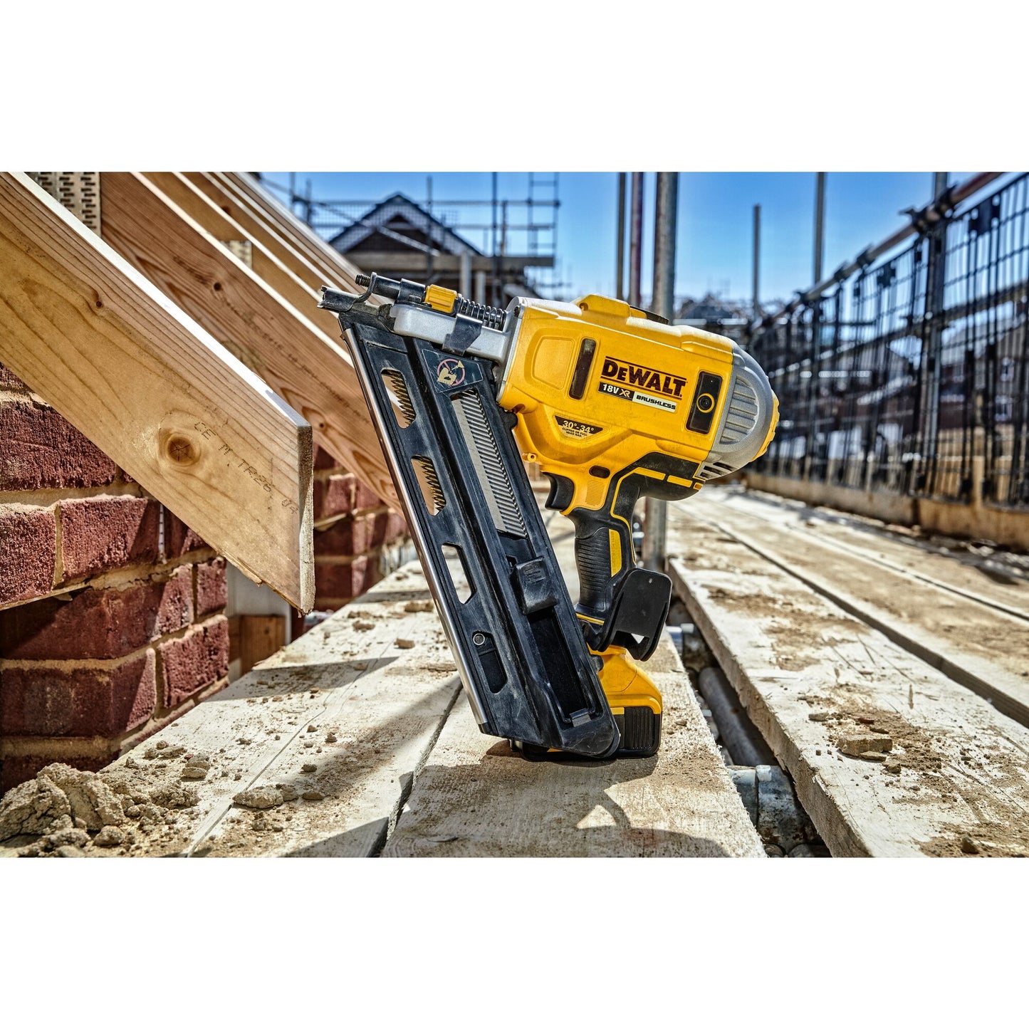 DEWALT DCK2046P2-QW Kit brushless composto da Chiodatrice 90mm DCN692 + Chiodatrice 63mm DCN660 + 2 batterie XR 18V 5.0Ah