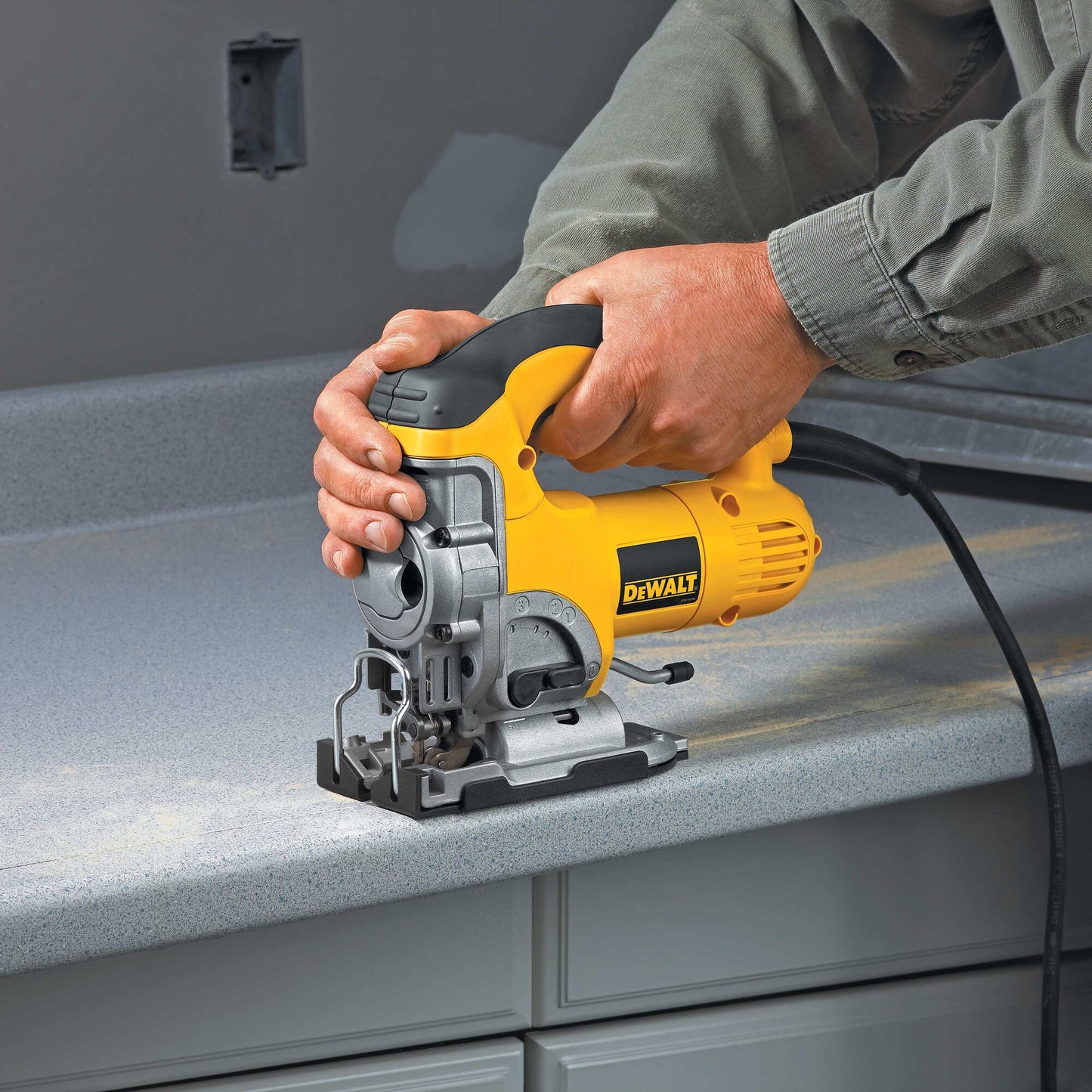 DEWALT DW331KT-QS Seghetto alternativo impugnatura staffa 701W
