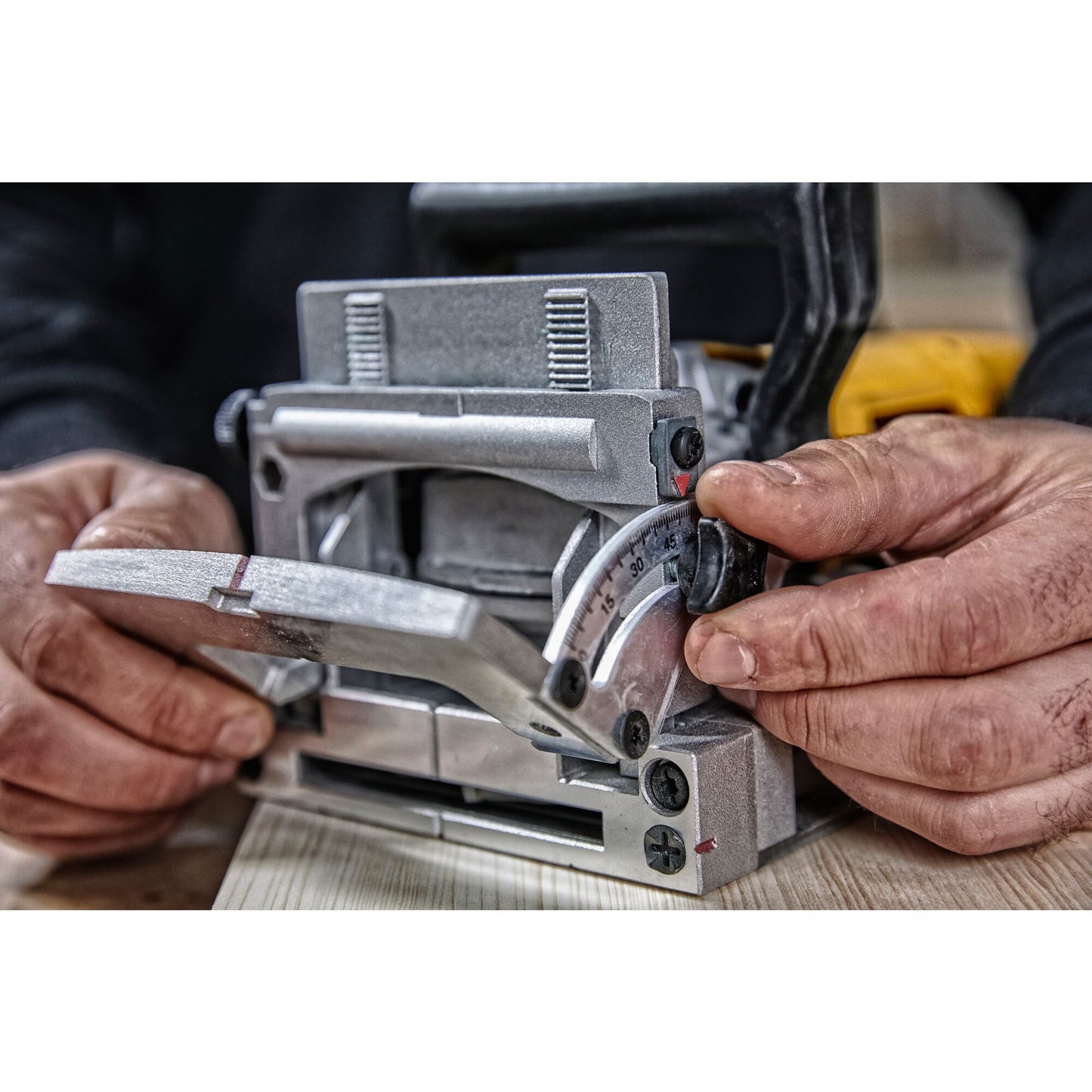 DEWALT DW682K-QS Elettrofresatrice per linguette 600W