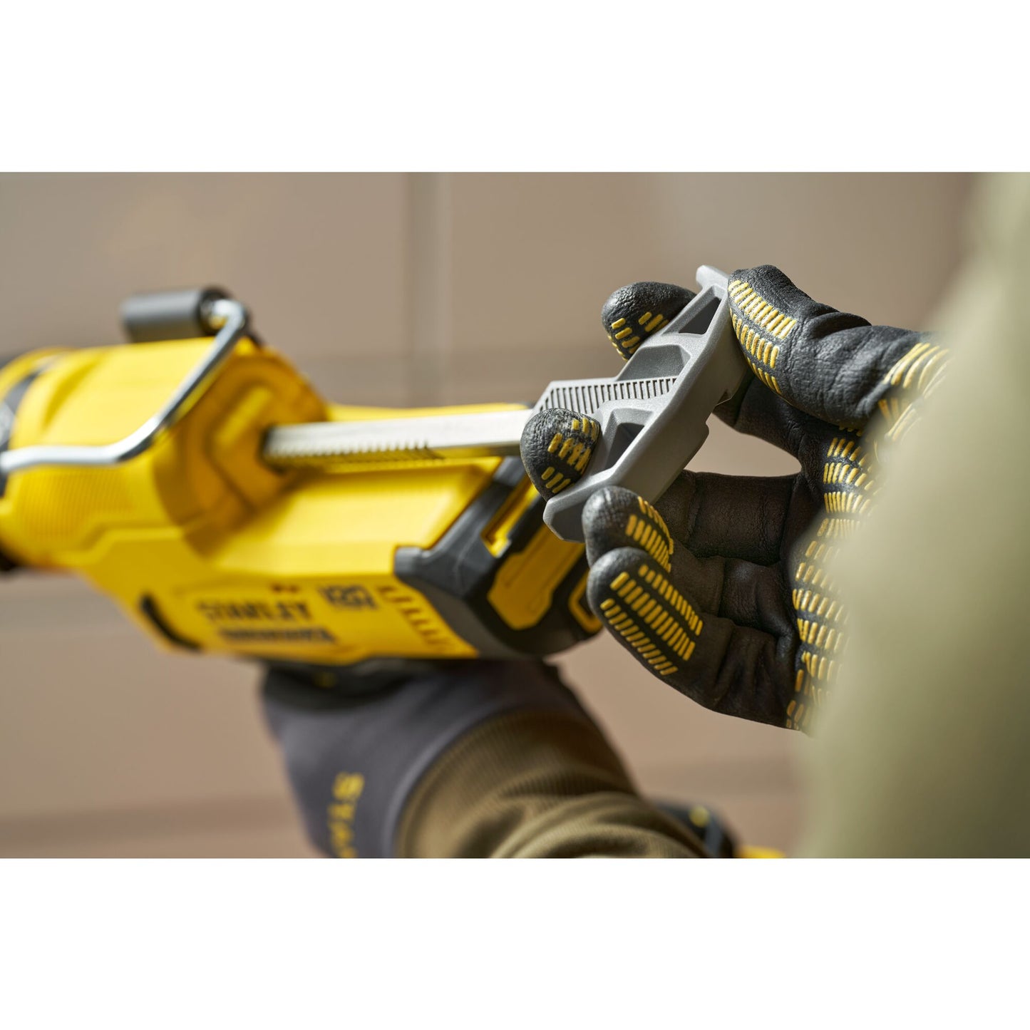 STANLEY FATMAX SFMCE600B-XJ Pistola per silicone V20, senza batterie e caricabatteria