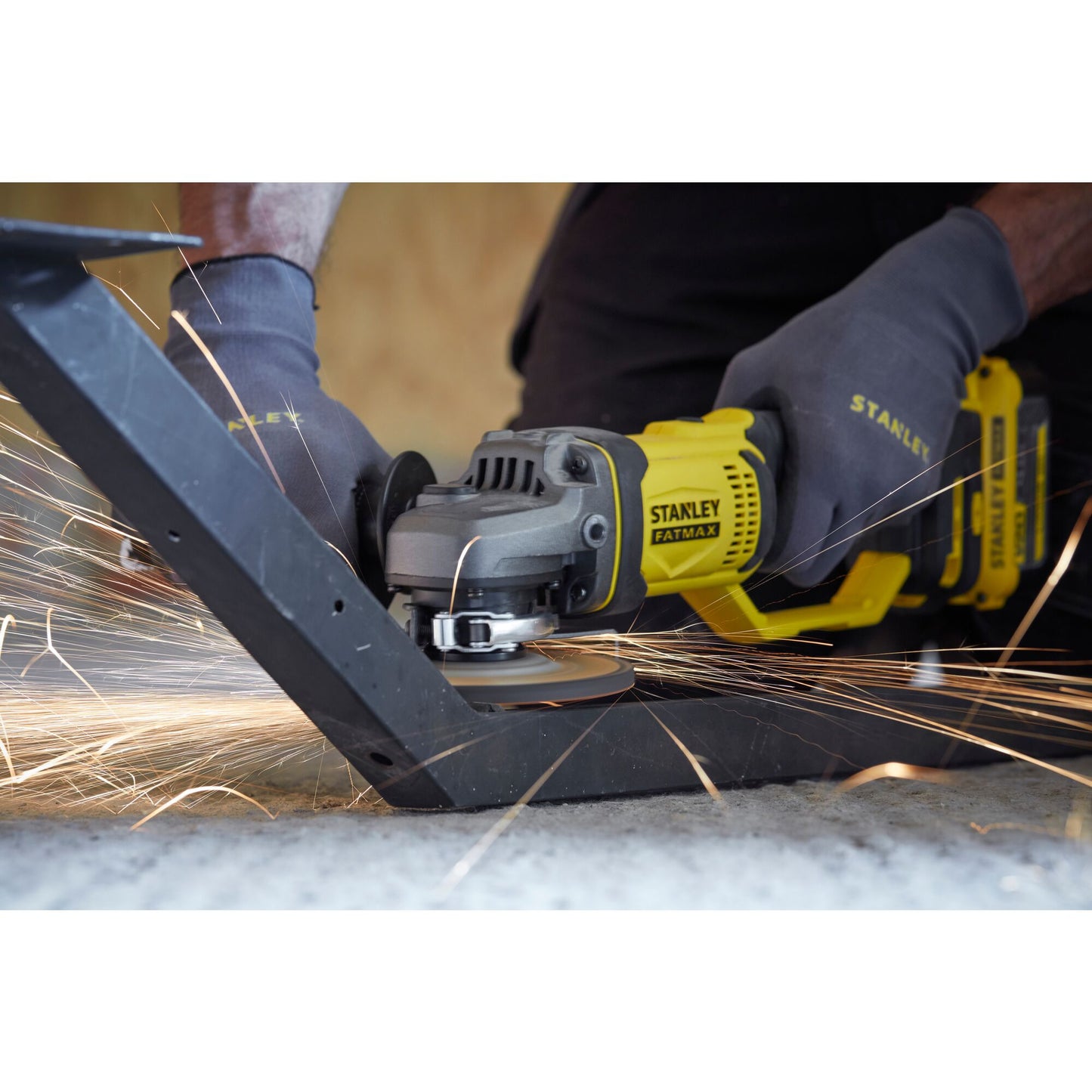 STANLEY FATMAX SFMCG400M2K-QW Smerigliatrice angolare V20, 2 batterie 18V 4.0Ah