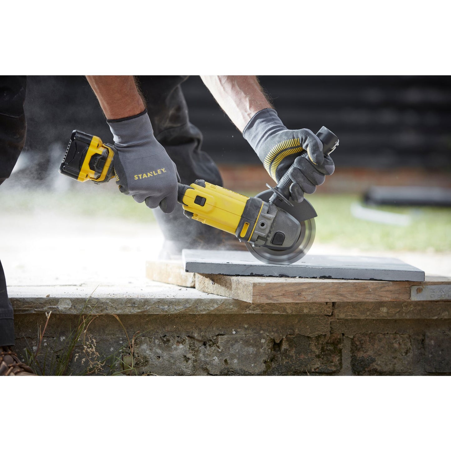 STANLEY FATMAX SFMCG400M2K-QW Smerigliatrice angolare V20, 2 batterie 18V 4.0Ah