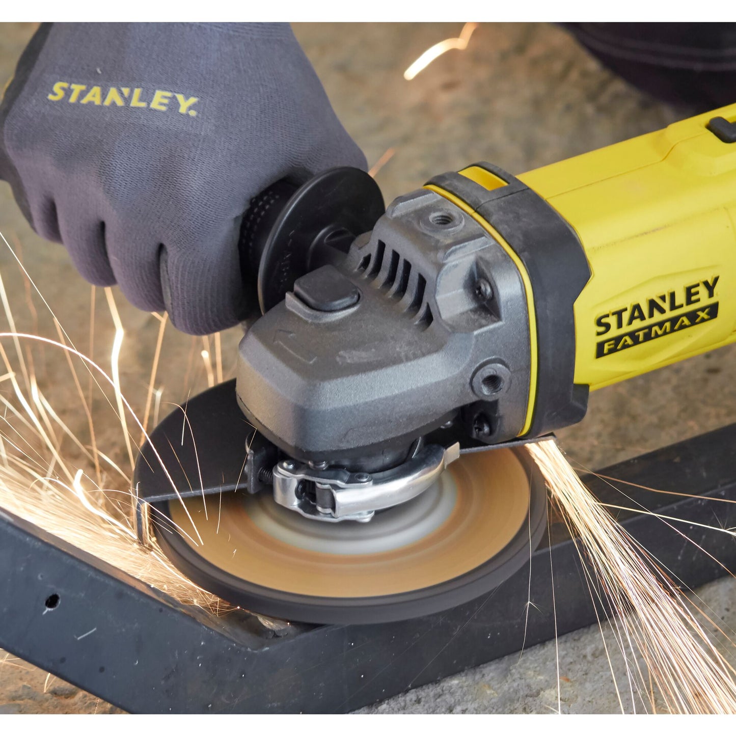 STANLEY FATMAX SFMCG400M2K-QW Smerigliatrice angolare V20, 2 batterie 18V 4.0Ah