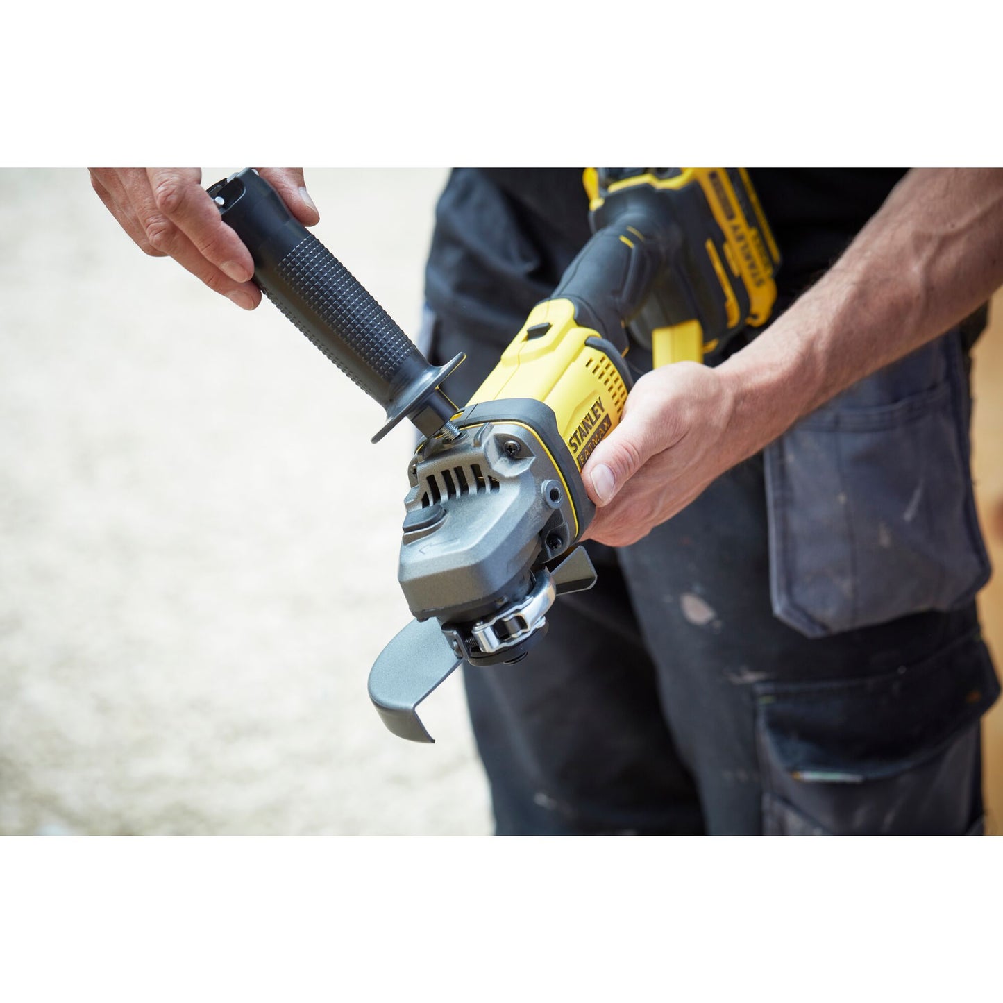 STANLEY FATMAX SFMCG400M2K-QW Smerigliatrice angolare V20, 2 batterie 18V 4.0Ah