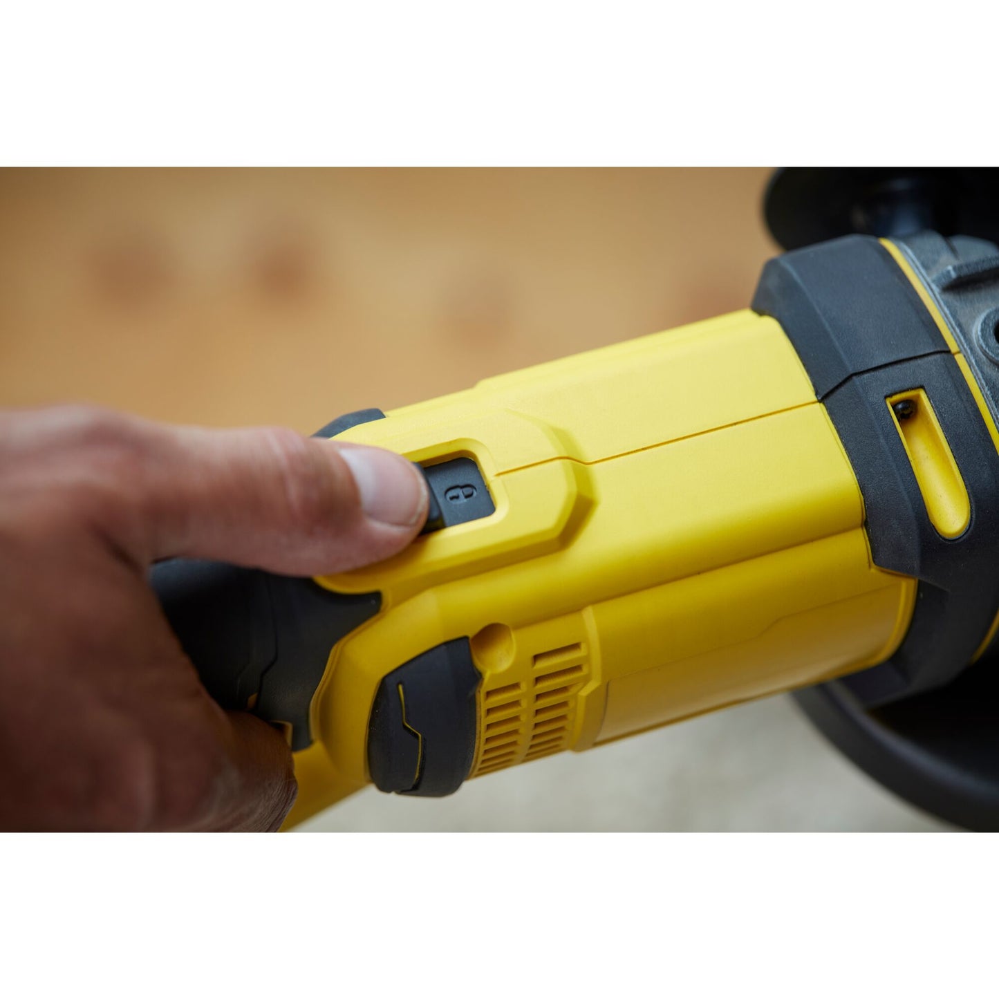 STANLEY FATMAX SFMCG400M2K-QW Smerigliatrice angolare V20, 2 batterie 18V 4.0Ah