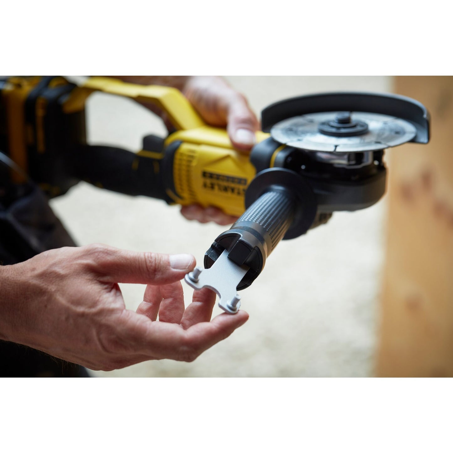 STANLEY FATMAX SFMCG400M2K-QW Smerigliatrice angolare V20, 2 batterie 18V 4.0Ah