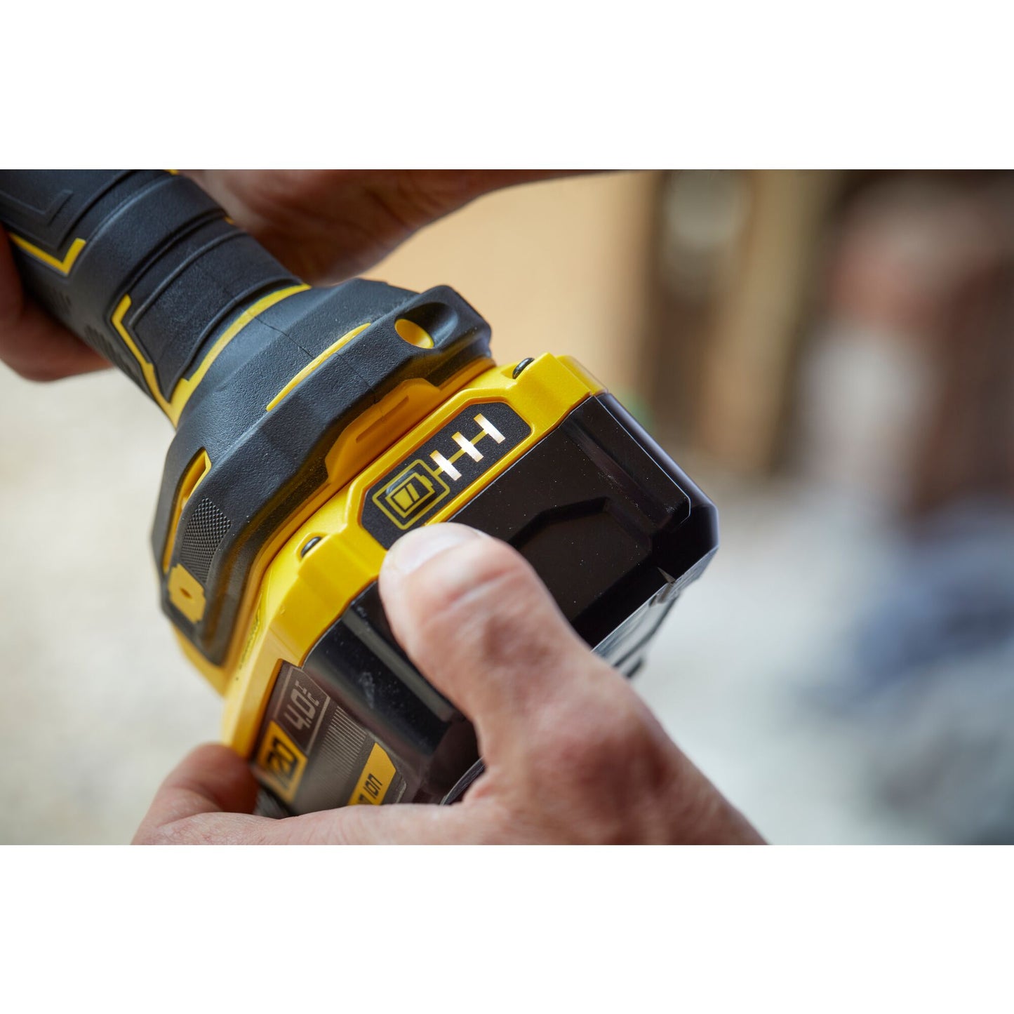 STANLEY FATMAX SFMCG400M2K-QW Smerigliatrice angolare V20, 2 batterie 18V 4.0Ah
