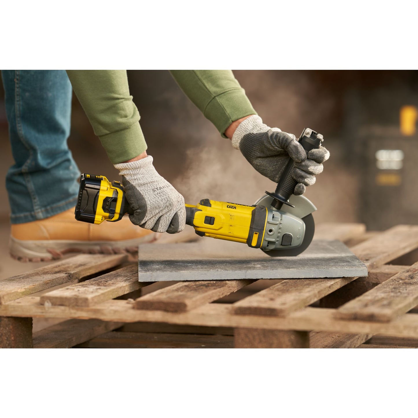 STANLEY FATMAX SFMCG400M2K-QW Smerigliatrice angolare V20, 2 batterie 18V 4.0Ah
