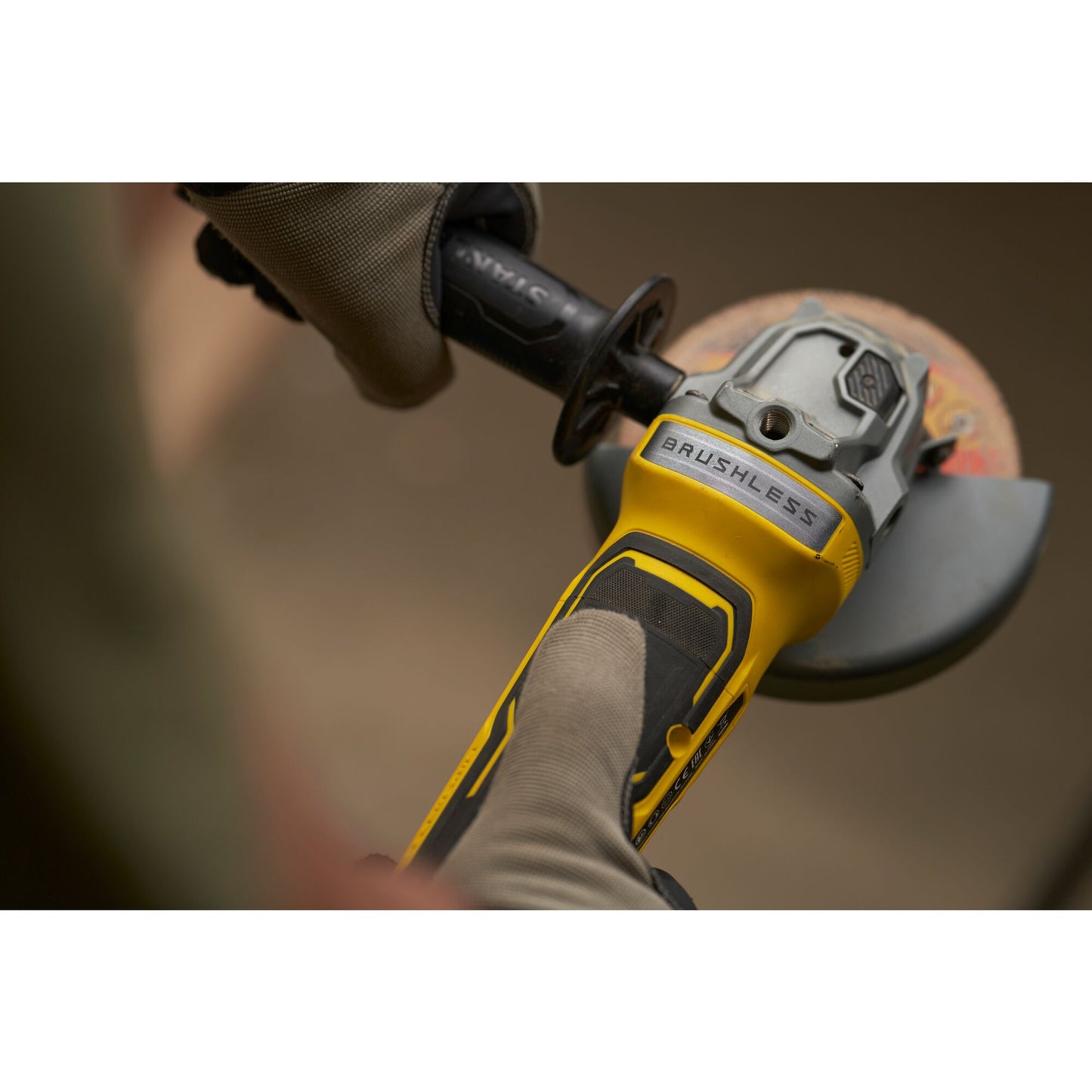 STANLEY FATMAX SFMCG700B-XJ Smerigliatrice angolare brushless V20, senza batterie e caricabatteria