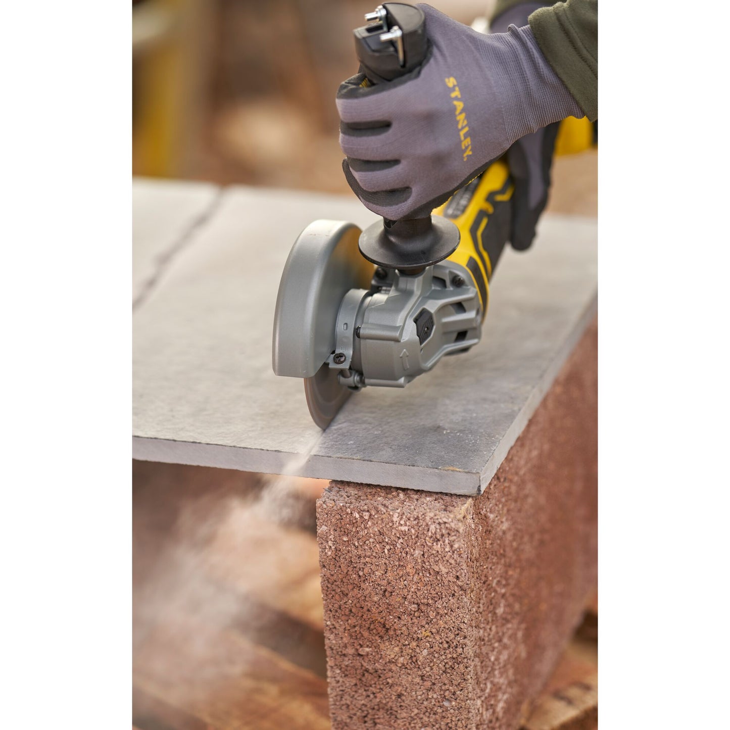 STANLEY FATMAX SFMCG700B-XJ Smerigliatrice angolare brushless V20, senza batterie e caricabatteria