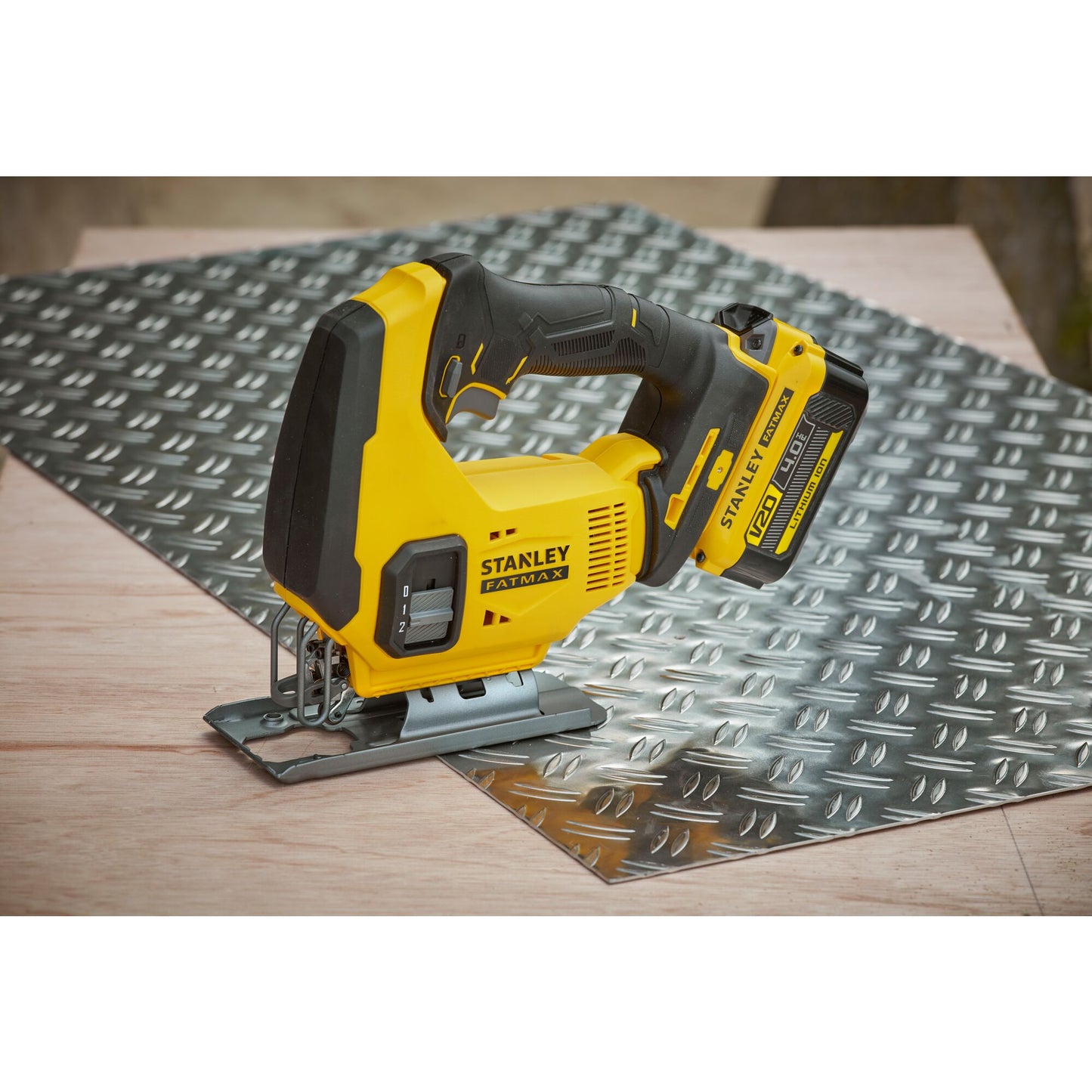 STANLEY FATMAX SFMCS600M2K-QW Seghetto alternativo V20, 2 batterie 18V 4.0Ah
