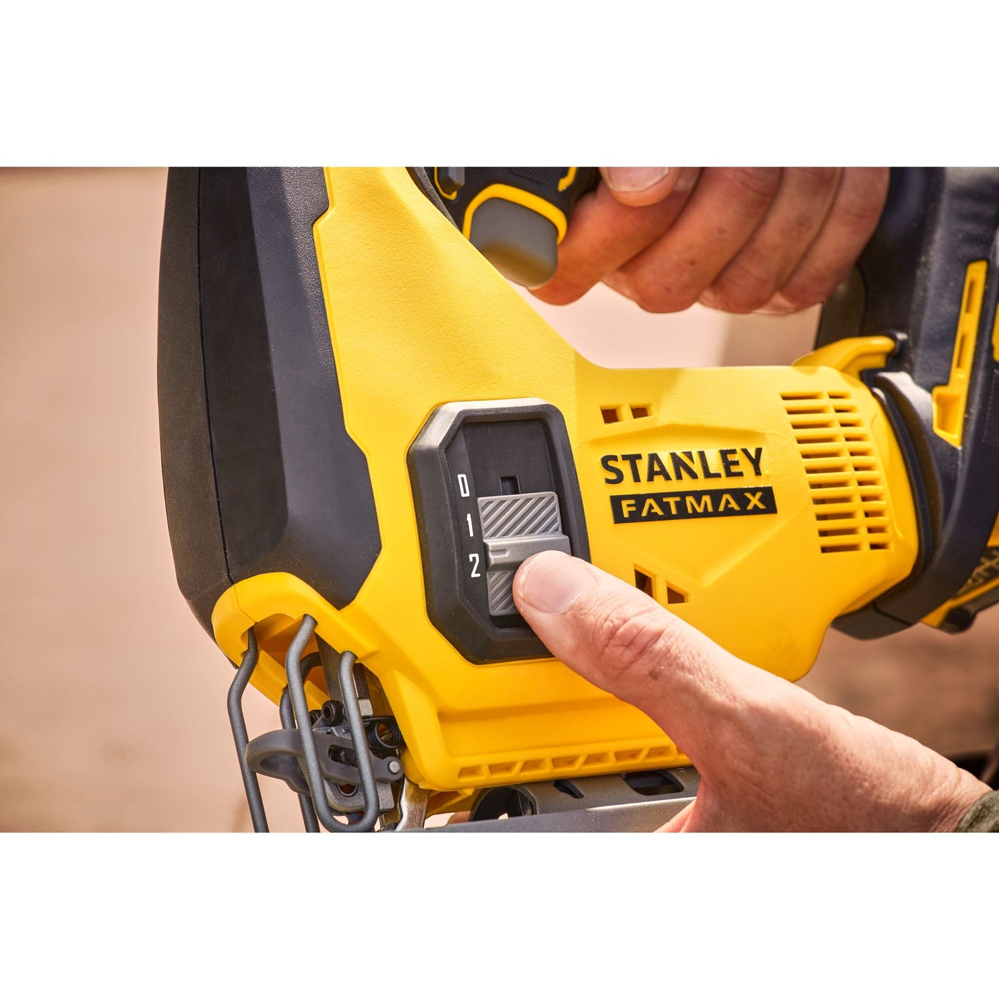 STANLEY FATMAX SFMCS600M2K-QW Seghetto alternativo V20, 2 batterie 18V 4.0Ah