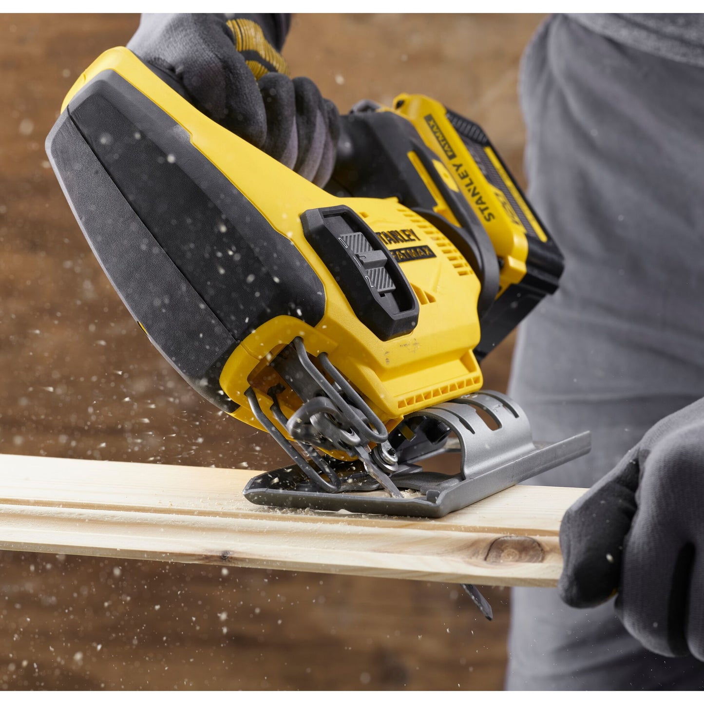 STANLEY FATMAX SFMCS600M2K-QW Seghetto alternativo V20, 2 batterie 18V 4.0Ah