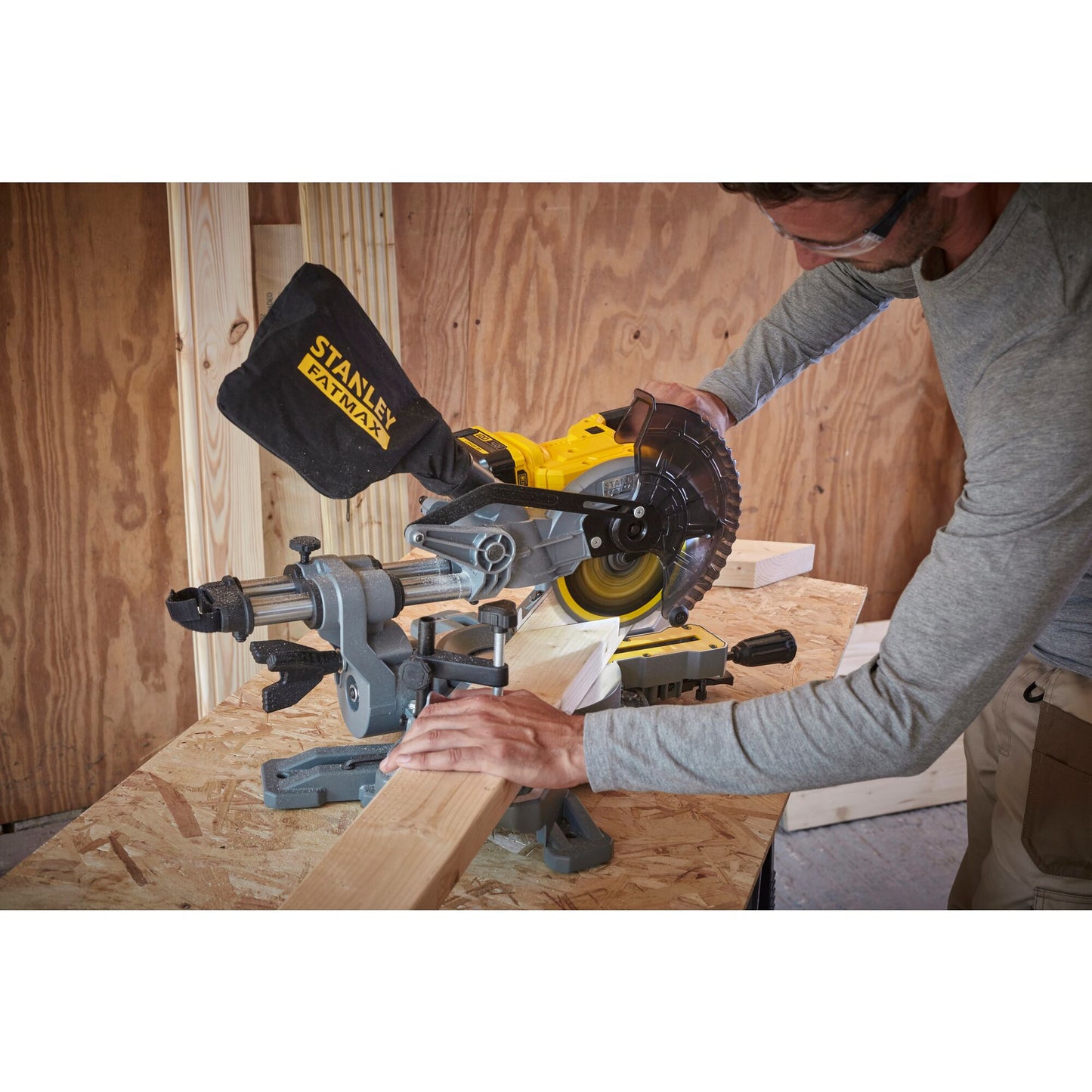 STANLEY FATMAX SFMCS701M1-QW Troncatrice V20, 1 batteria 18V 4,0Ah