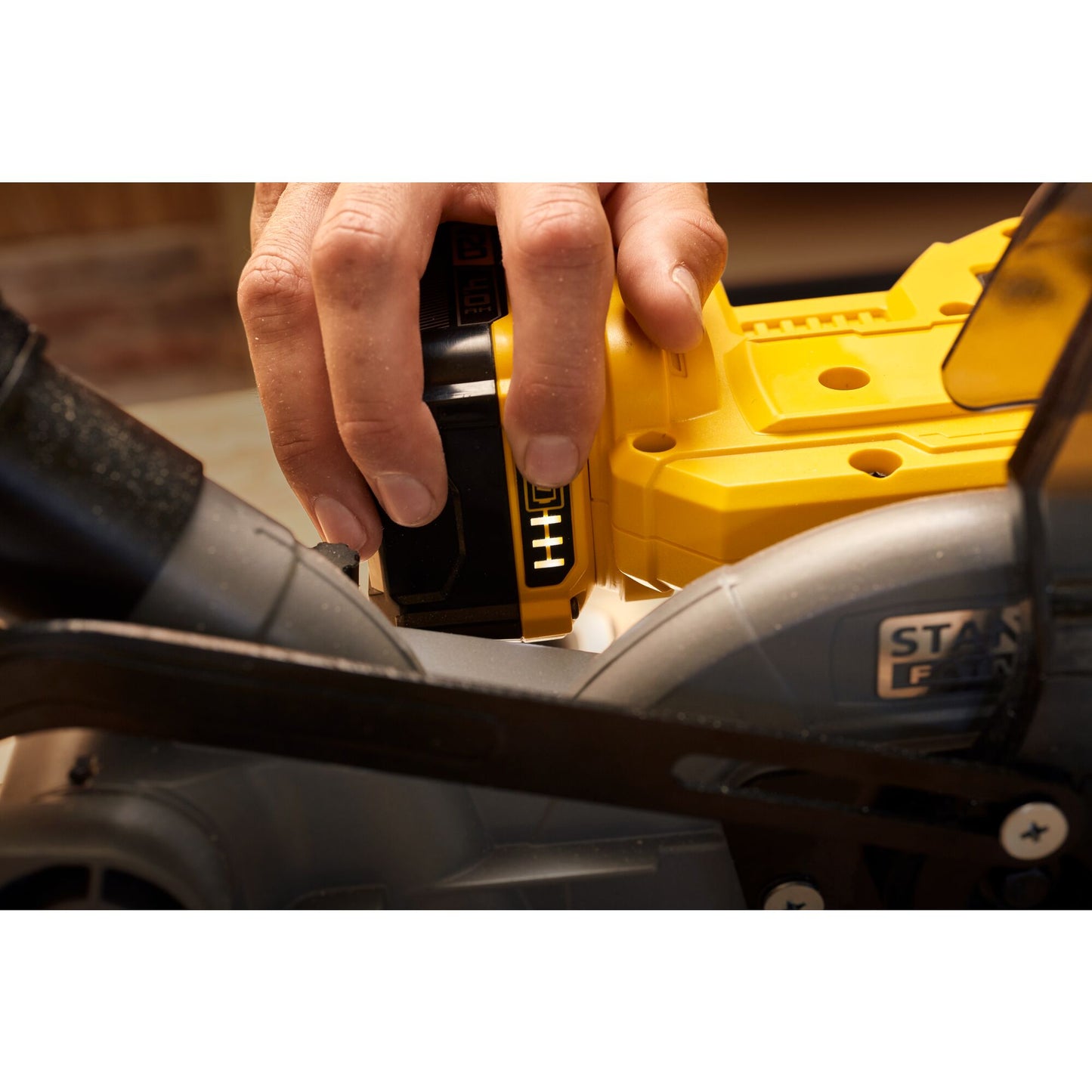 STANLEY FATMAX SFMCS701M1-QW Troncatrice V20, 1 batteria 18V 4,0Ah
