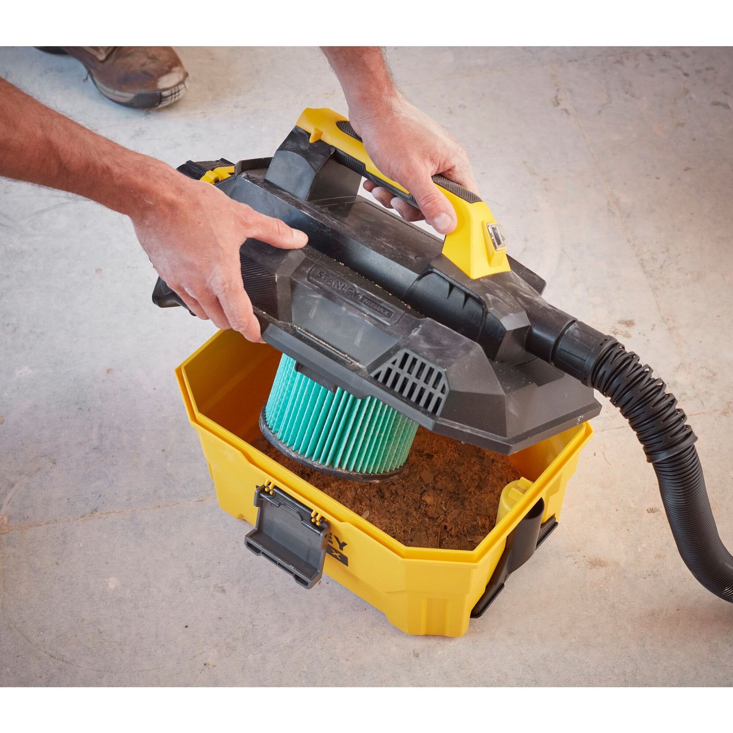 STANLEY FATMAX SFMCV002B-XJ Aspiratore per solidi e liquidi V20, senza batterie e caricabatteria