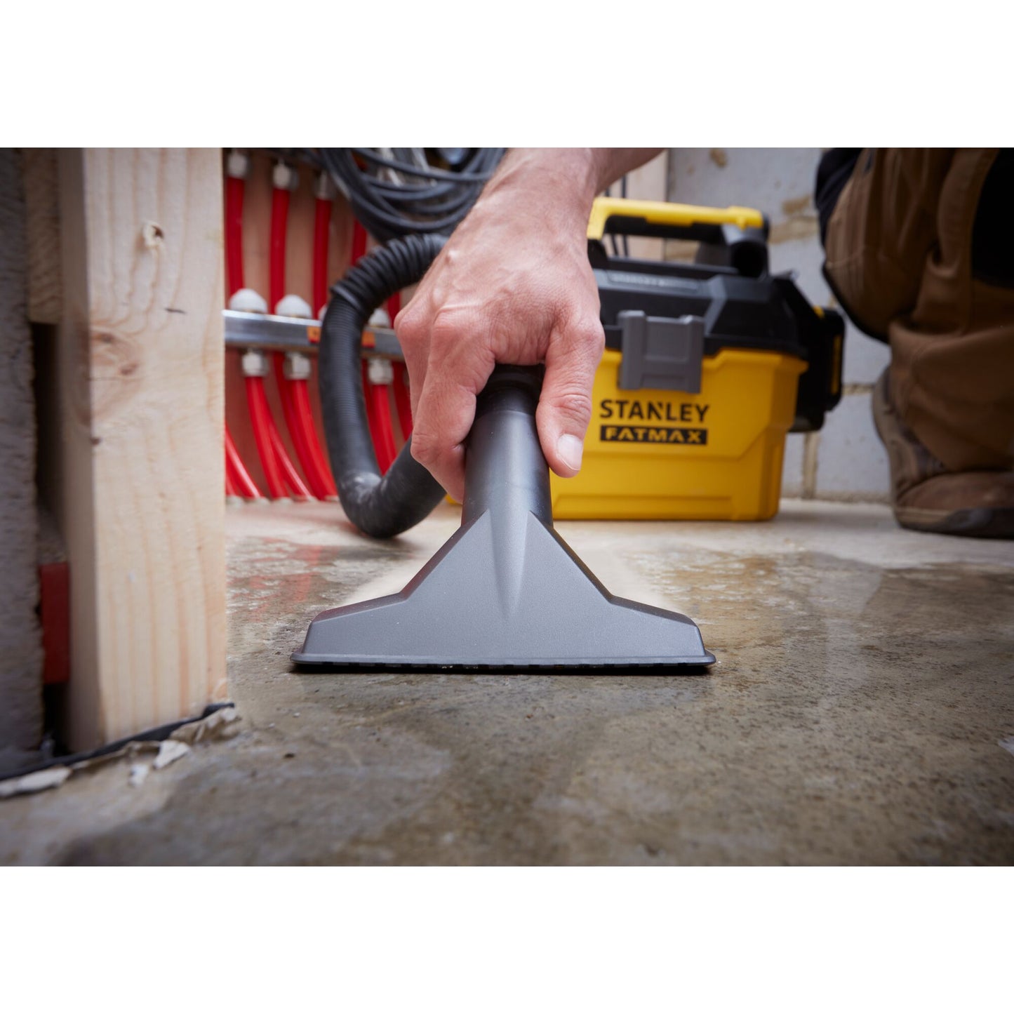 STANLEY FATMAX SFMCV002B-XJ Aspiratore per solidi e liquidi V20, senza batterie e caricabatteria