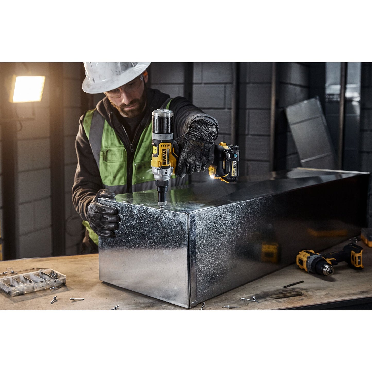 DEWALT DCF414E2GT-QW Rivettatrice 6.4mm con 2 batterie XR 18V Powerstack serie G