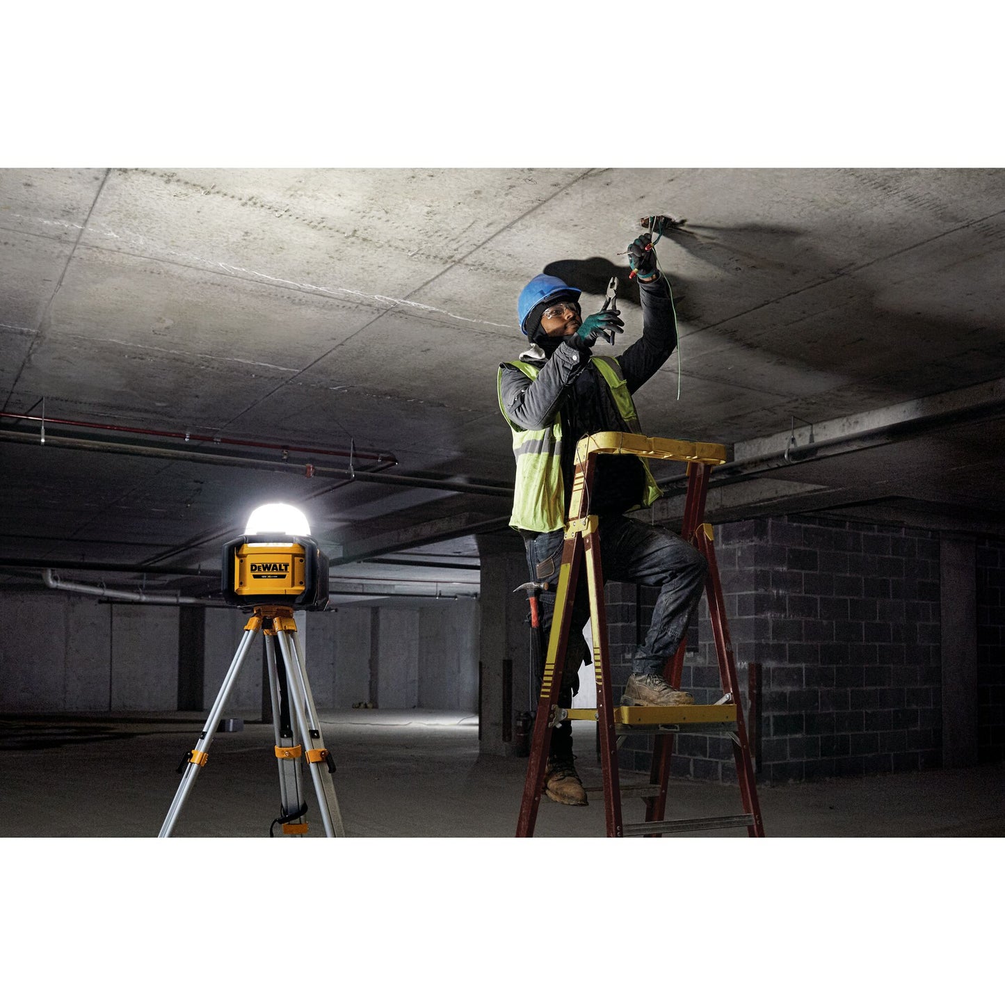 DEWALT DCL074-XJ Éclairage de chantier LED 18V avec faisceau à 360°, sans batterie ni chargeur