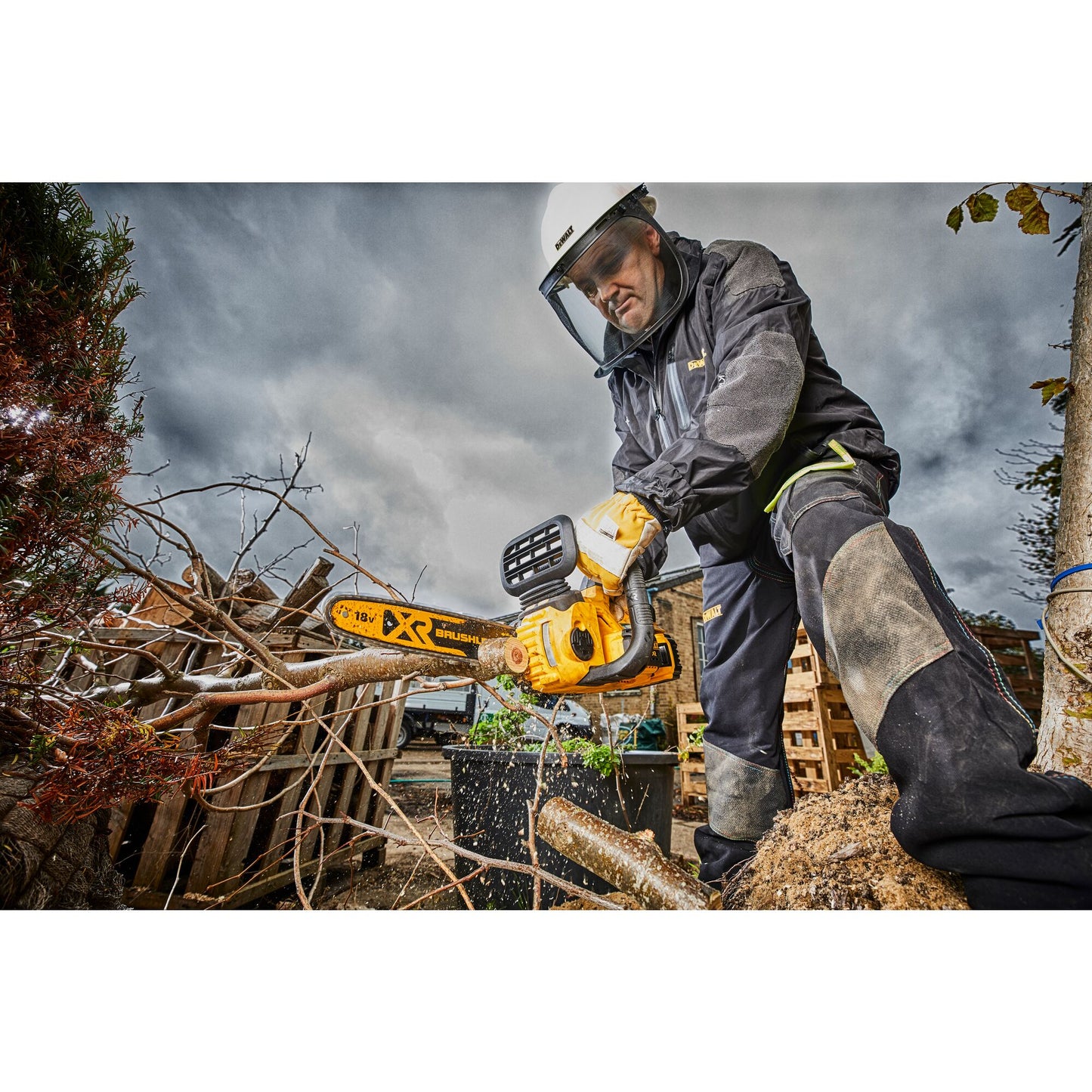 DEWALT DCM565P1-QW 18V XR Brushless 30CM Chainsaw with 1 x 5Ah Lithium Ion Batteries