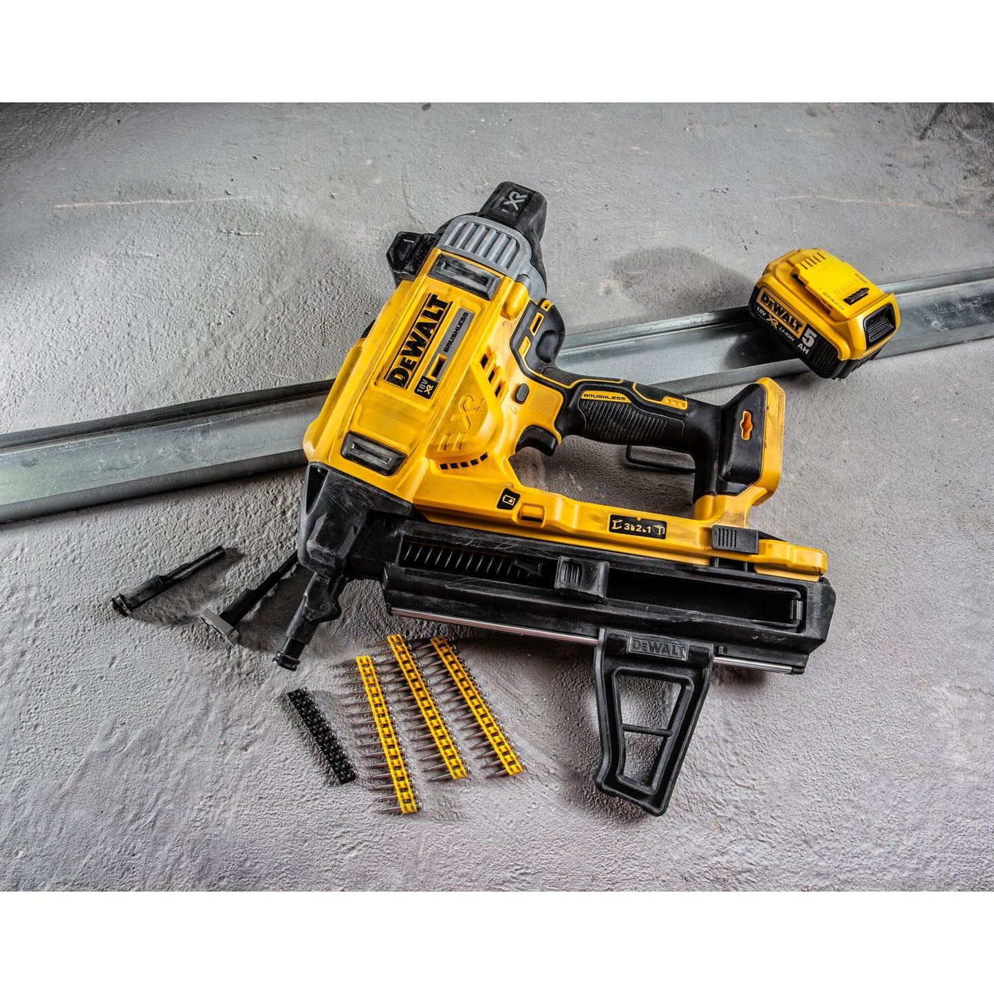 DEWALT DCN890P2-QW Chiodatrice per cemento con 2 batterie 18V 5Ah