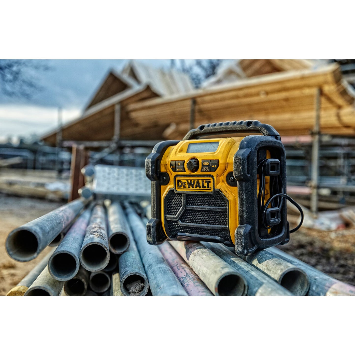 DEWALT DCR020-QW Akku- und Netz-Kompakt-Radio mit DAB+ für 10,8/18 Volt XR Li-Ion Akkus, ohne Akku und Ladegerät