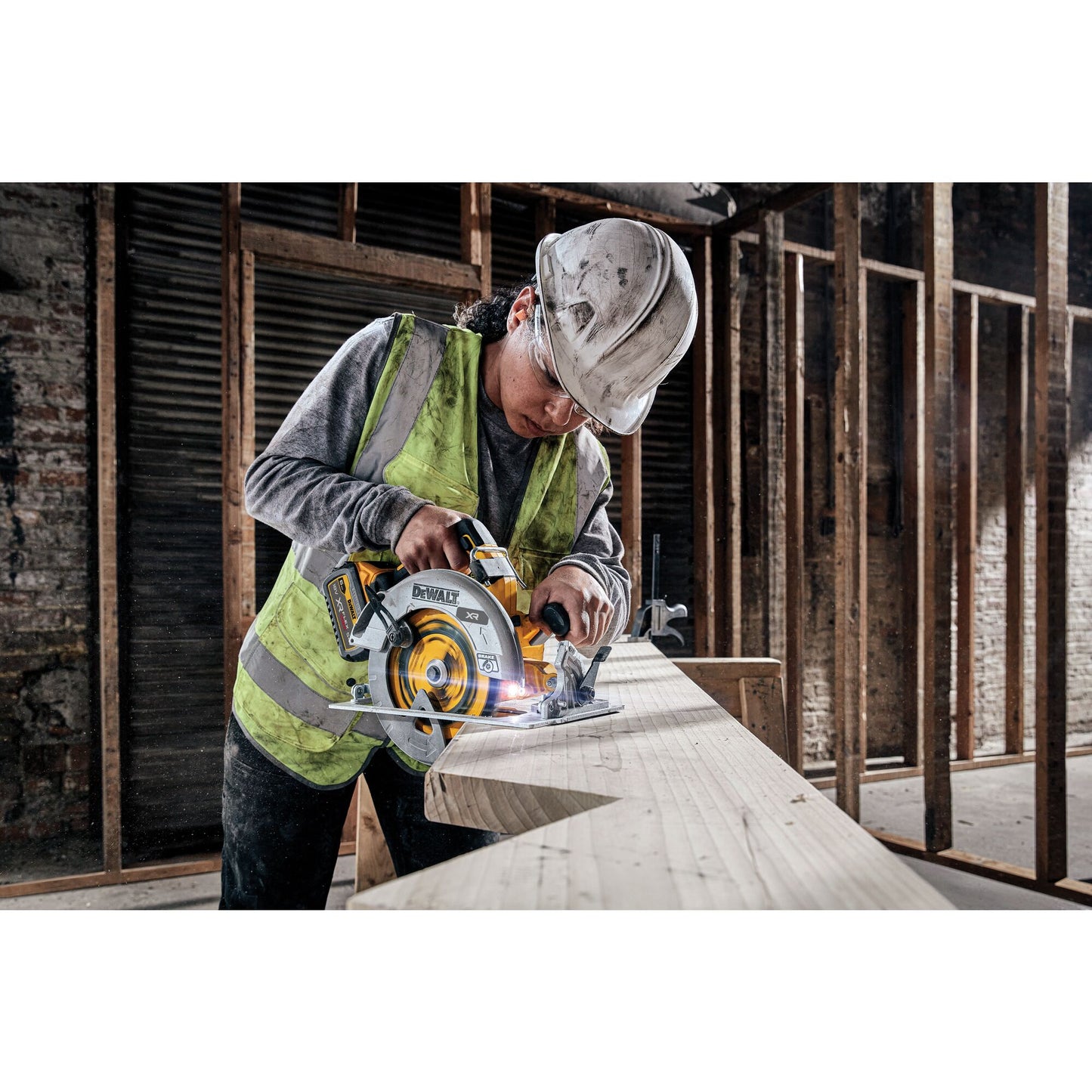DEWALT DCS573NT-XJ Sega circolare 190mm XR 18v, senza batterie e caricabatterie.