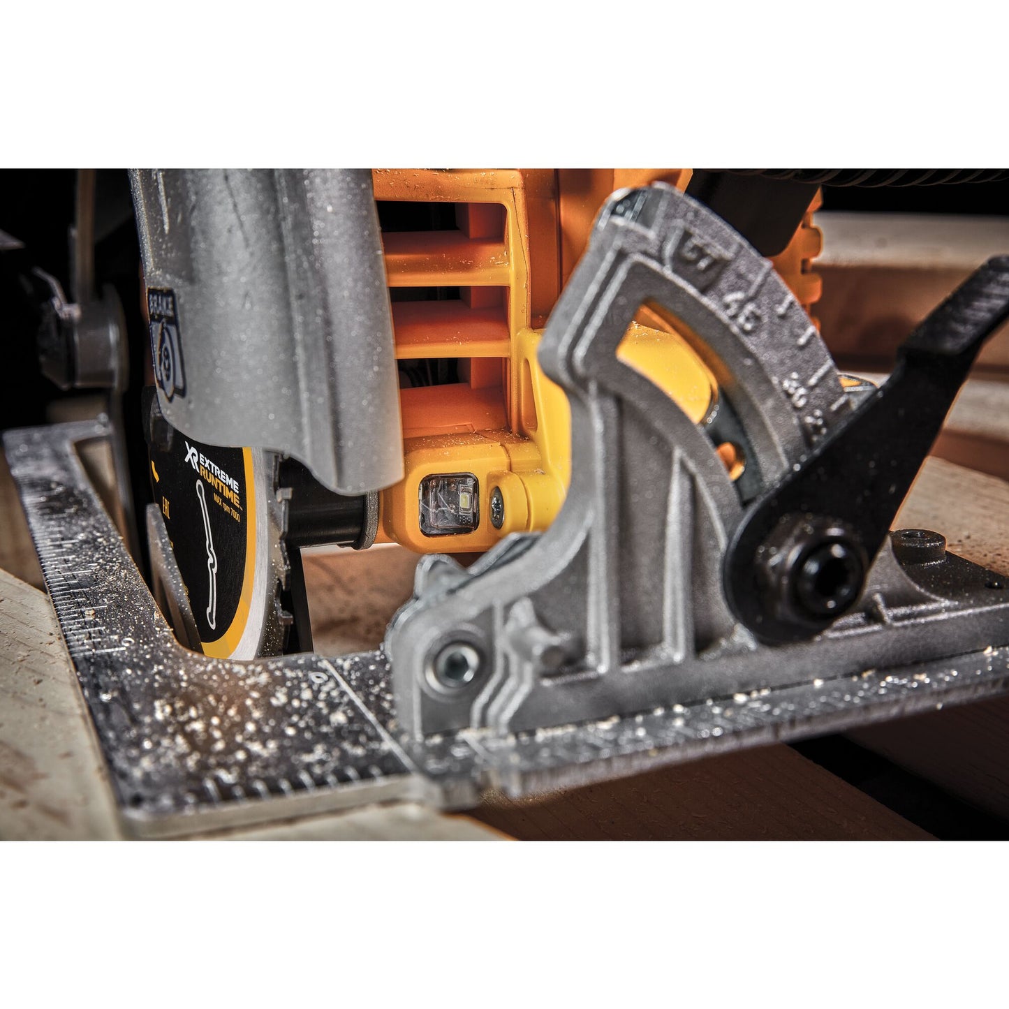 DEWALT DCS573NT-XJ Sega circolare 190mm XR 18v, senza batterie e caricabatterie.