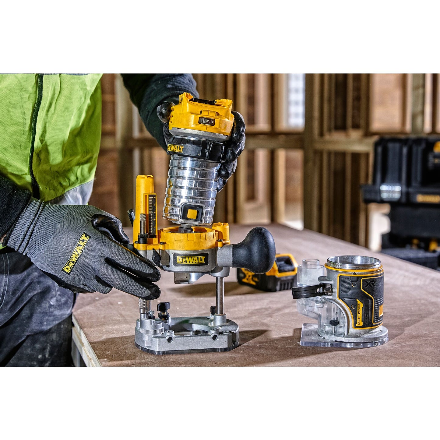 DEWALT DCW604P2-QW 18V XR Brushless 8mm (1/4") Router with 2 x 5Ah Lithium Ion Batteries