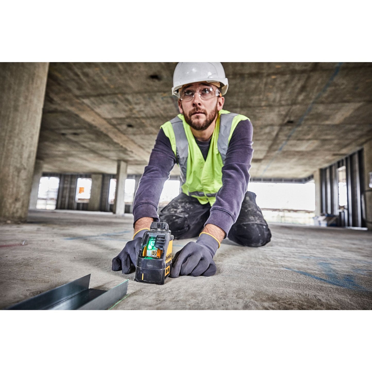 DEWALT DW088CG-XJ Niveau laser croix - faisceaux verts, classe 2