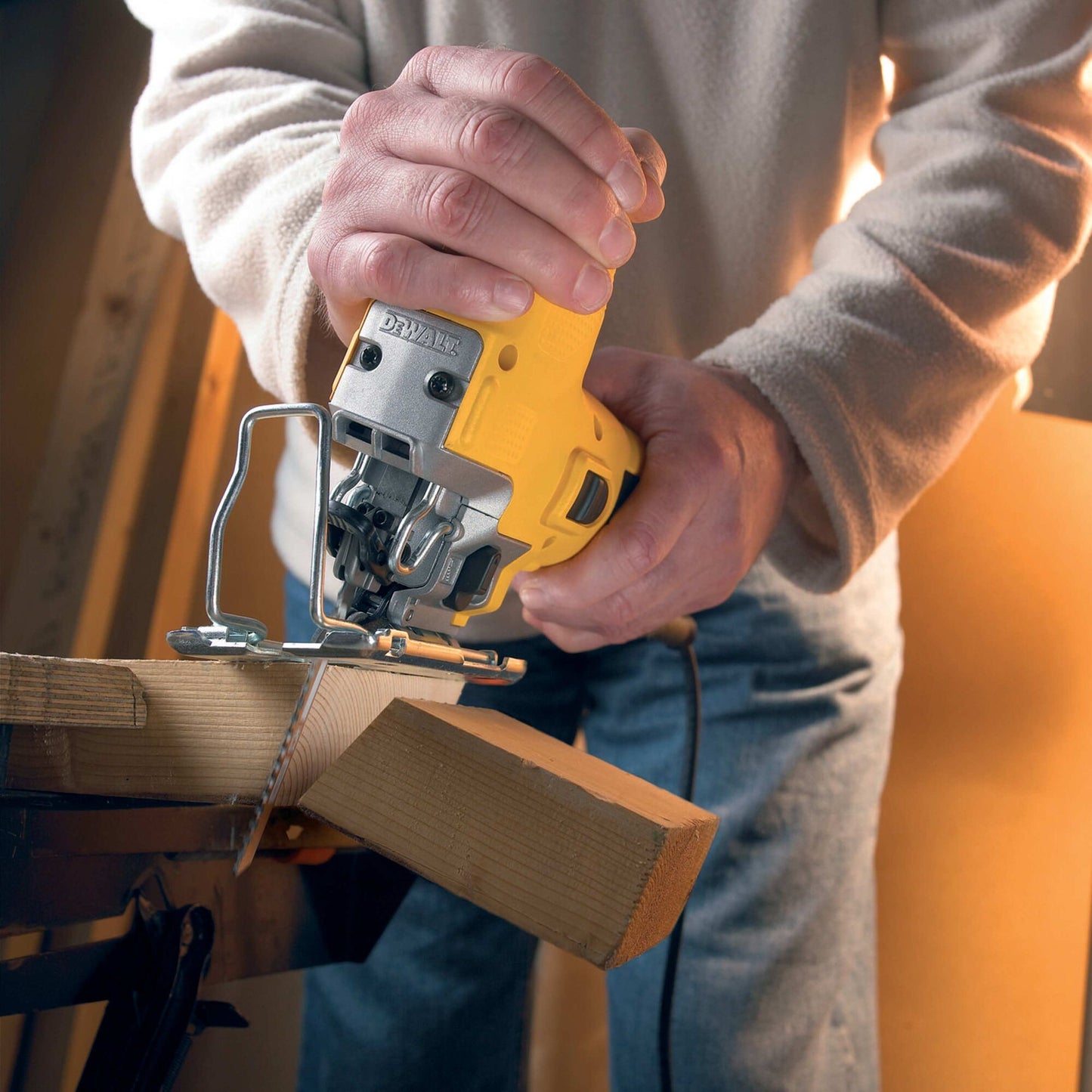 DEWALT DW343K-QS Sierra de calar 550W - Mango en el cuerpo
