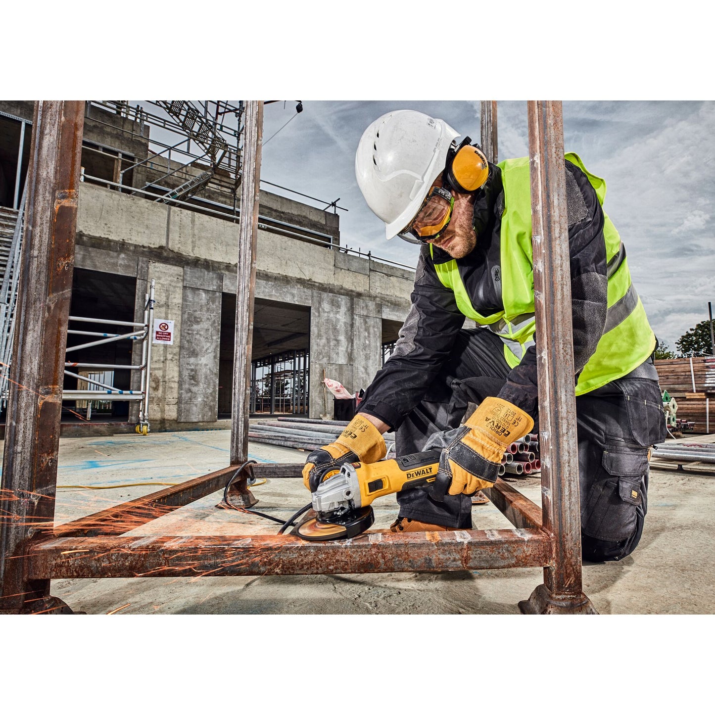DEWALT DWE4357-QS 1700W 125mm Brushless Angle Grinder