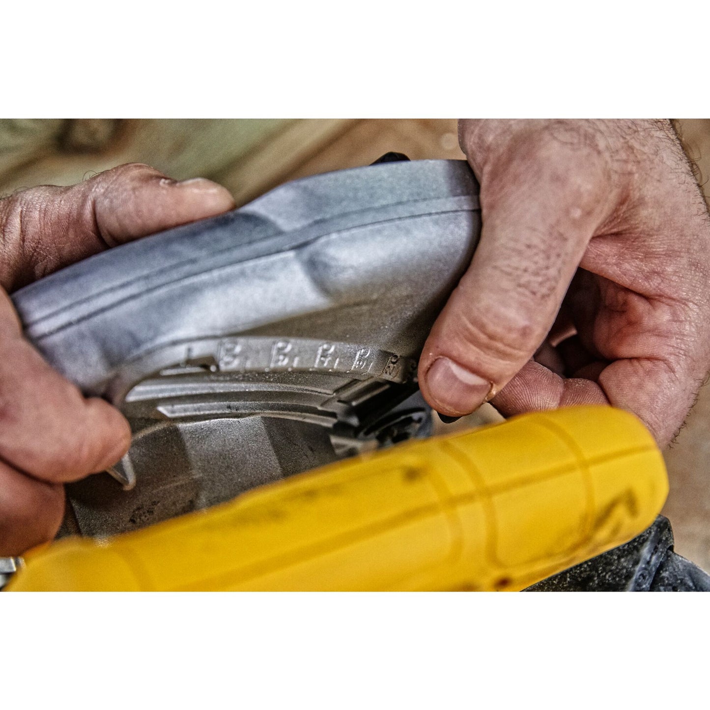 DEWALT DWE560-QS Sega circolare diametro 184mm prof. 65mm 1350W