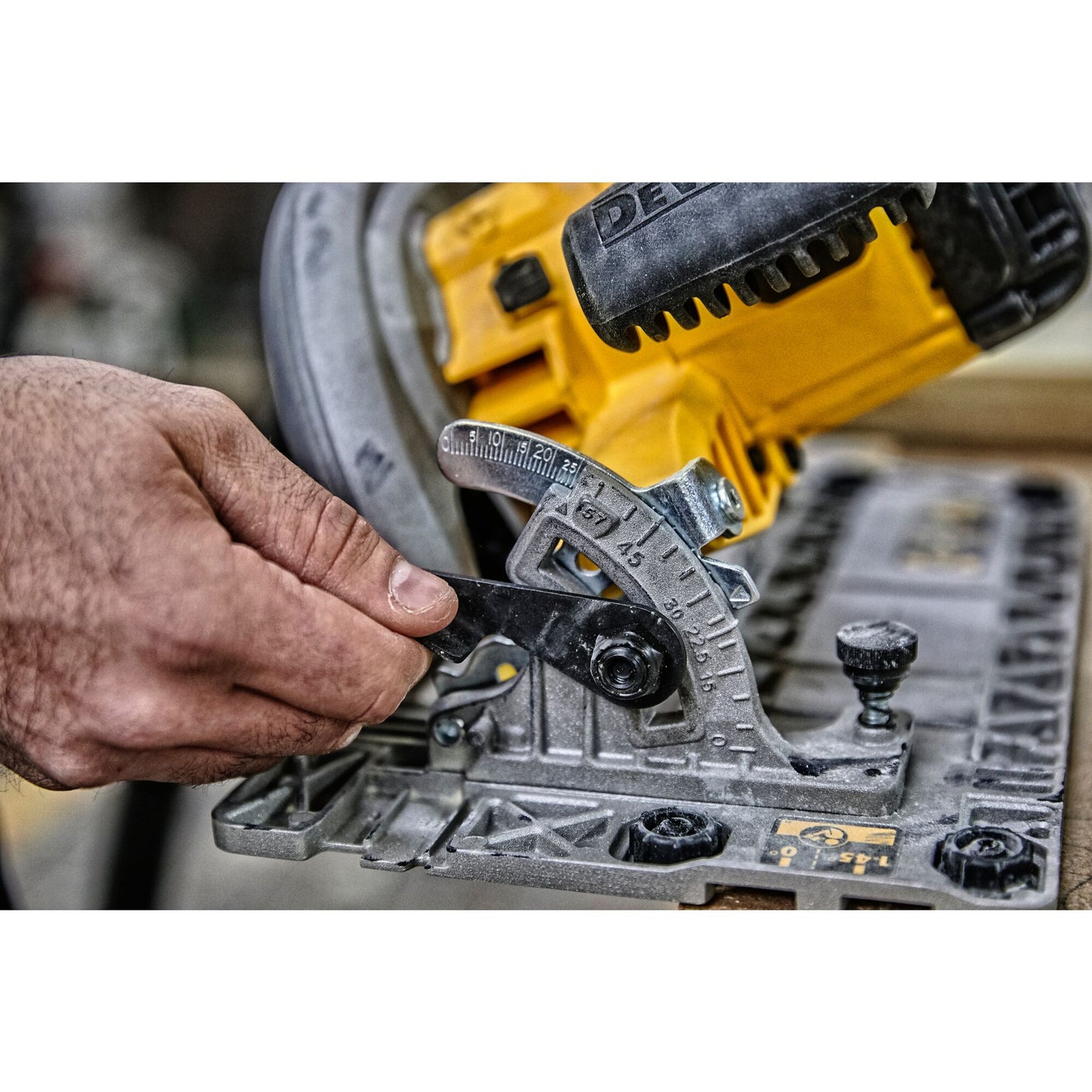 DEWALT DWE576K-QS Sierra Circular 1.600W - 65mm prof. - Ø190mm + maletín (con base para rail)