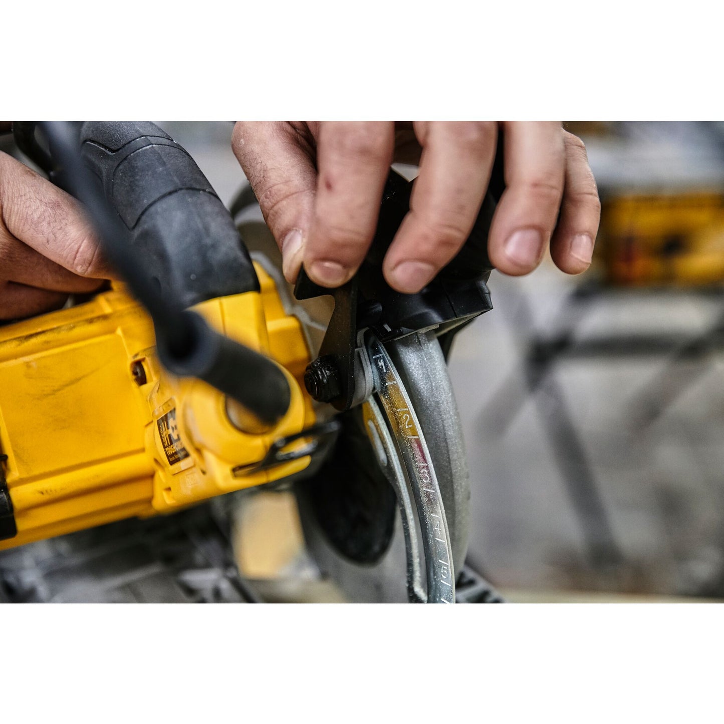 DEWALT DWE576K-QS Sierra Circular 1.600W - 65mm prof. - Ø190mm + maletín (con base para rail)