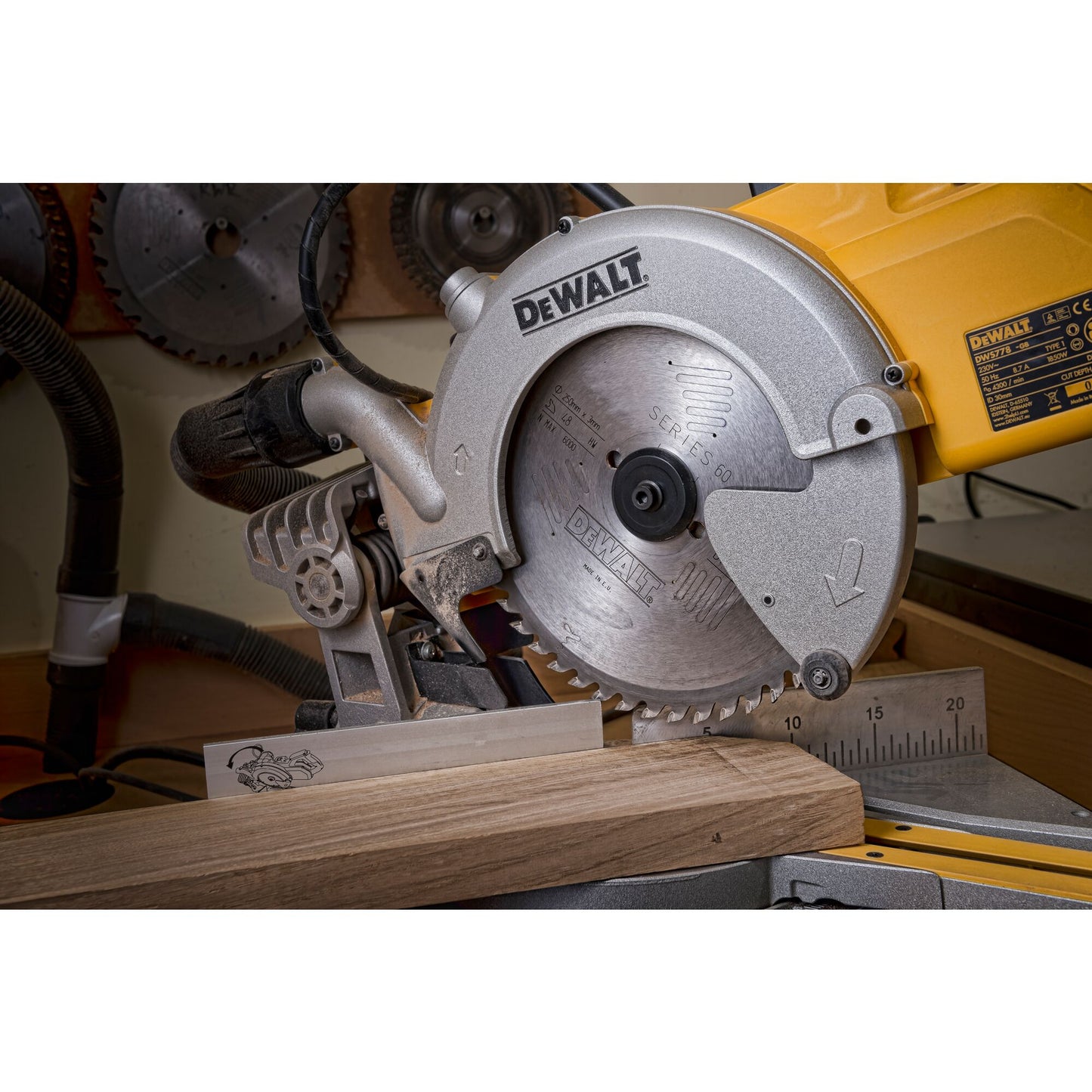 DEWALT DWS778-QS Troncatrice radiale compatta 250mm 1850W+ Sistema tracciatura XPS