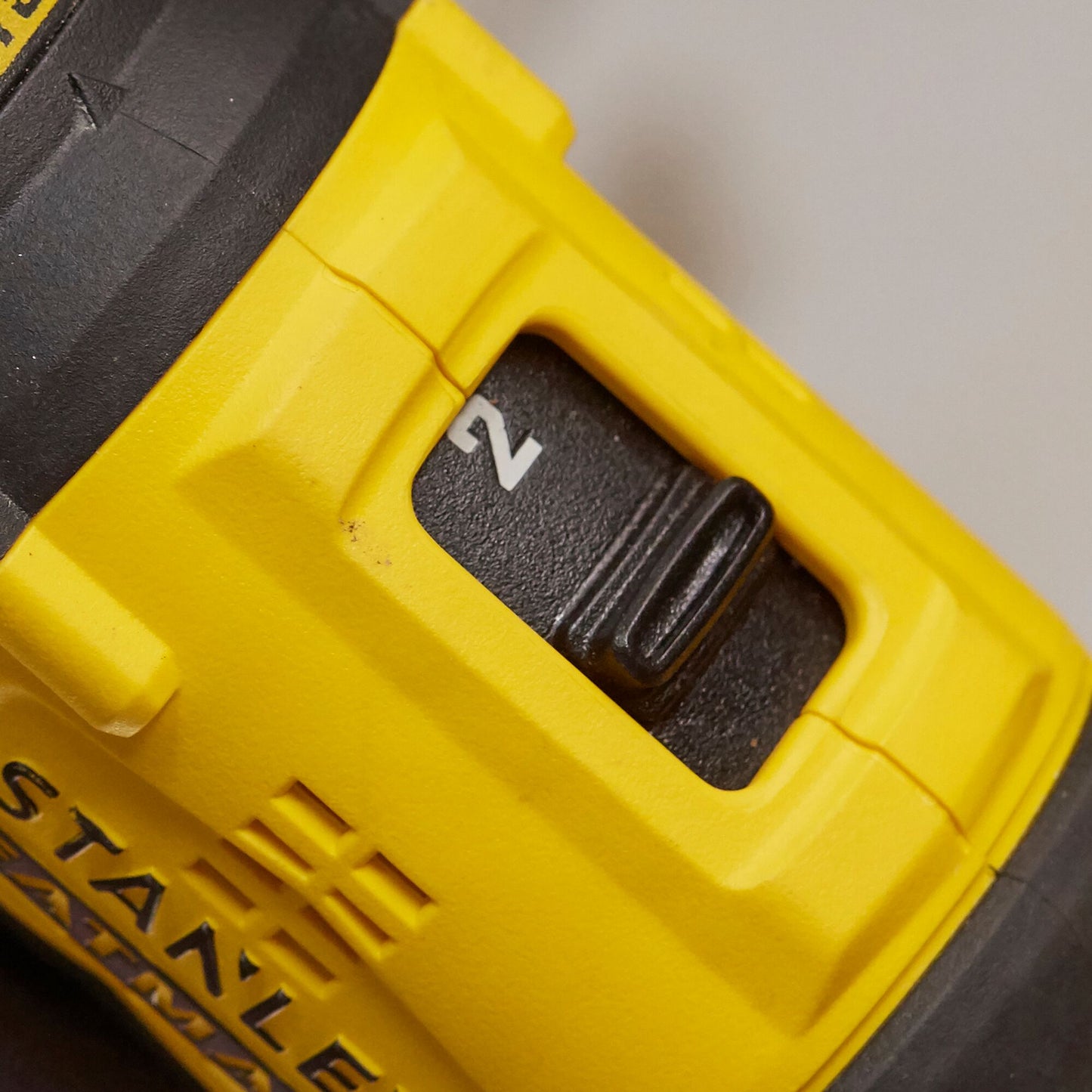 STANLEY FATMAX SFMCD720D2K-QW Taladro atornillador brushless V20 li-ion 18V con 2 baterias 2.0Ah, cargador 1,25A y maletí