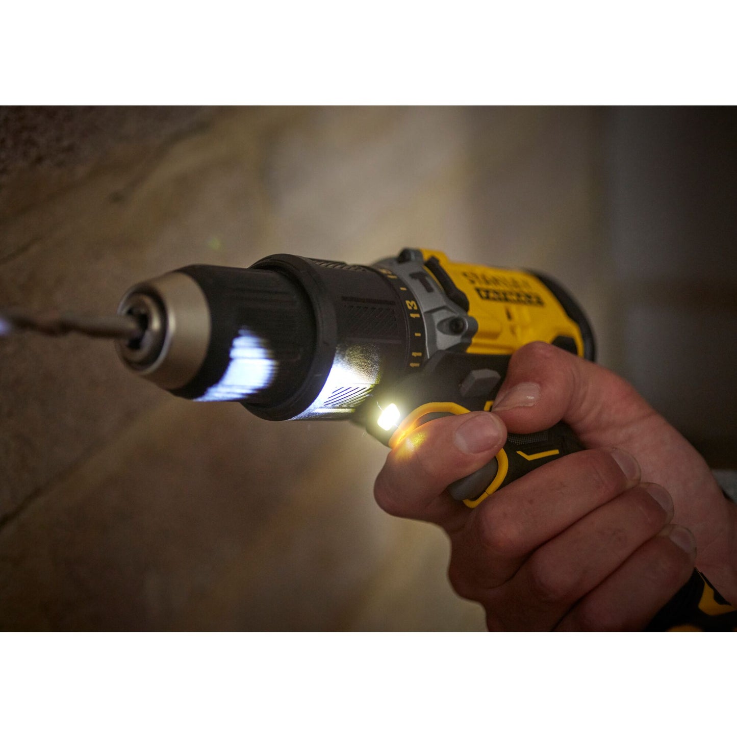 STANLEY FATMAX SFMCD715D2K-QW Taladro Percutor V20 Brushless li-ion 18V con 2 baterias 2.0Ah, cargador 1,25A y maletín