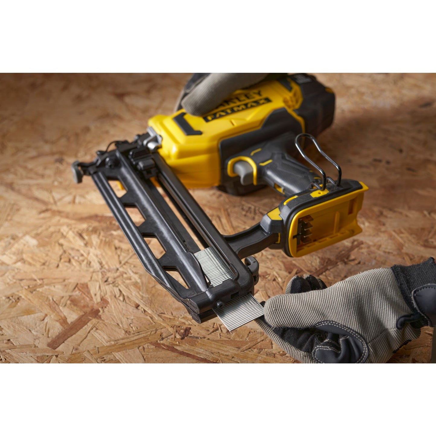 STANLEY FATMAX SFMCN616B-XJ Chiodatrice V20 senza batterie e caricabatteria