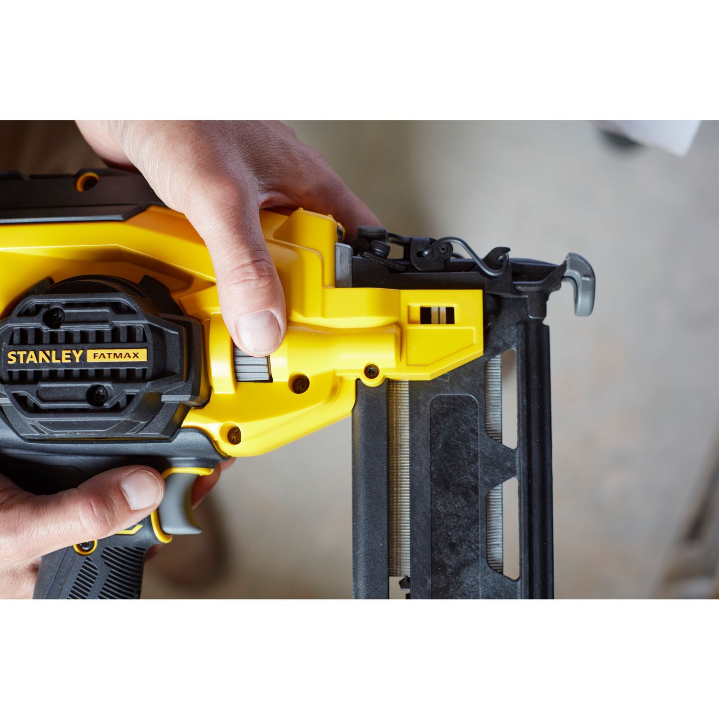 STANLEY FATMAX SFMCN616B-XJ Chiodatrice V20 senza batterie e caricabatteria
