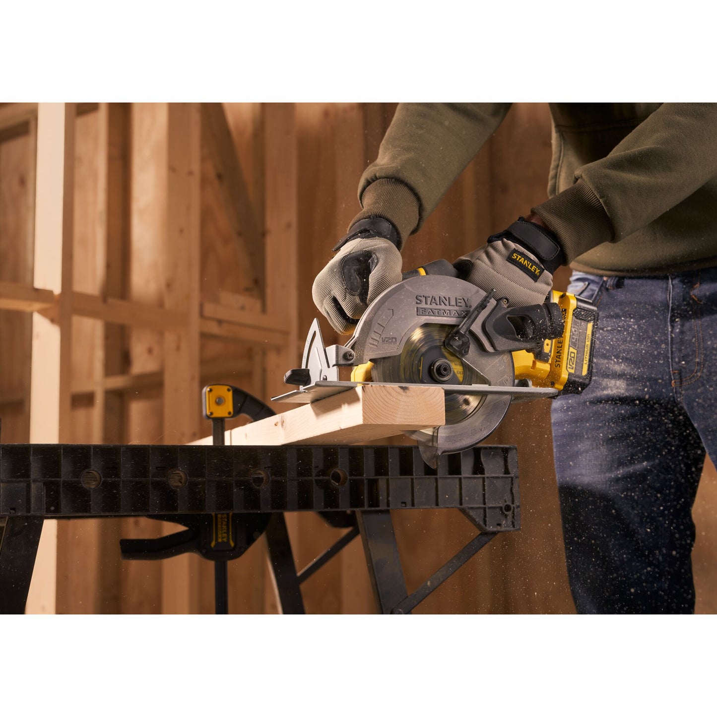 STANLEY FATMAX SFMCS500M2K-QW Scie circulaire V20, 2 batteries 18V 4.0Ah