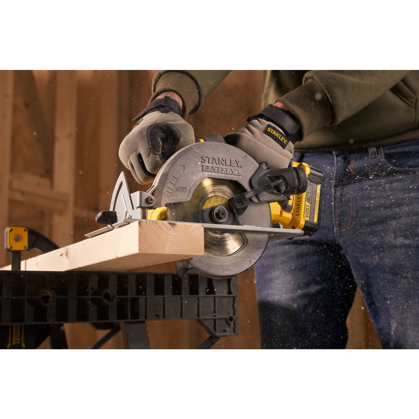 STANLEY FATMAX SFMCS500M2K-QW Scie circulaire V20, 2 batteries 18V 4.0Ah