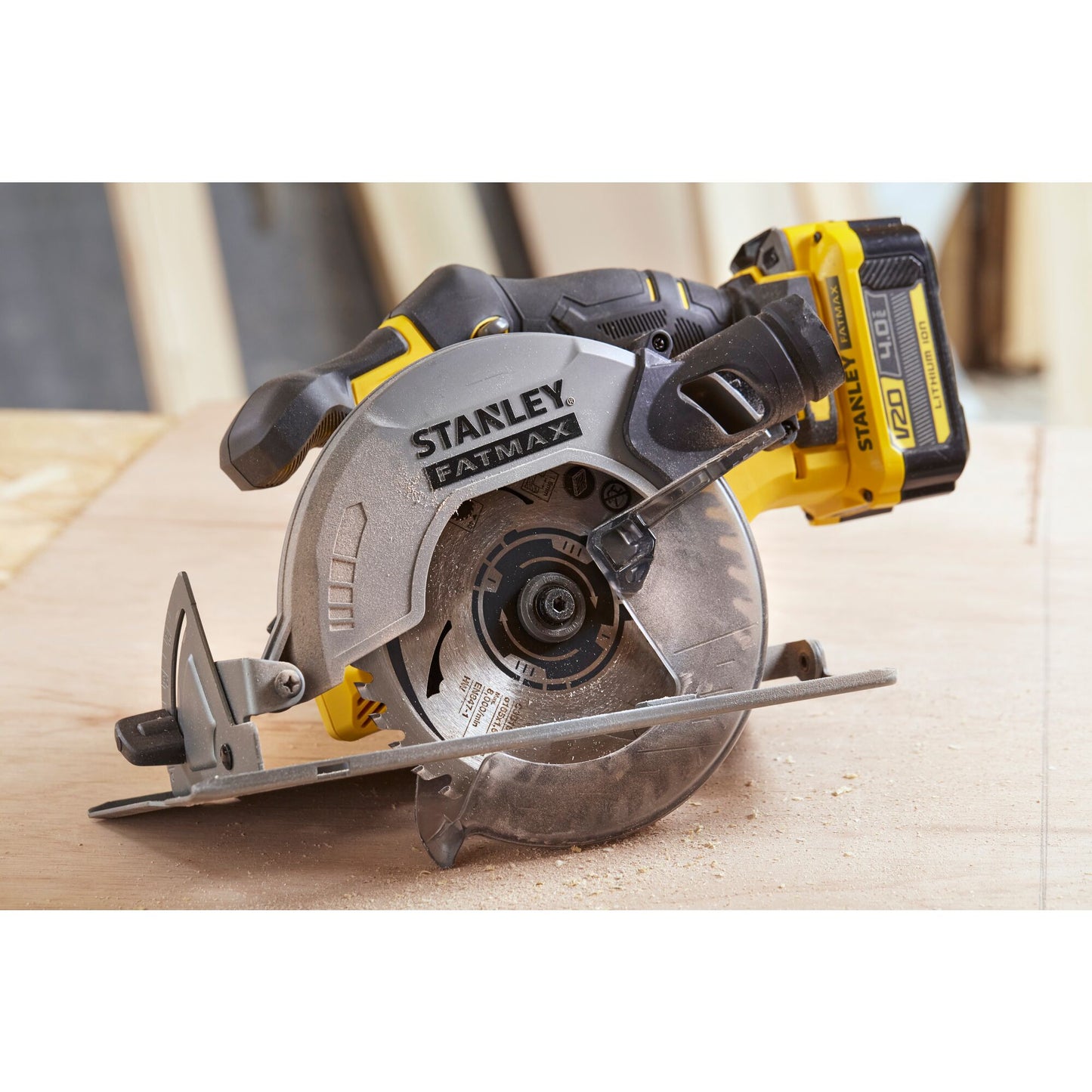 STANLEY FATMAX SFMCS500M2K-QW Scie circulaire V20, 2 batteries 18V 4.0Ah