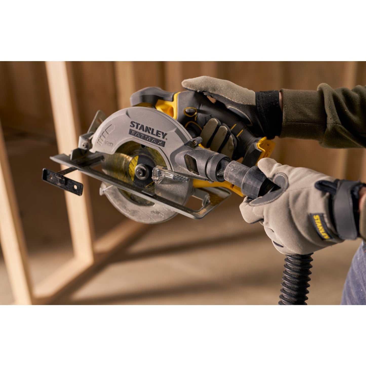 STANLEY FATMAX SFMCS500M2K-QW Scie circulaire V20, 2 batteries 18V 4.0Ah